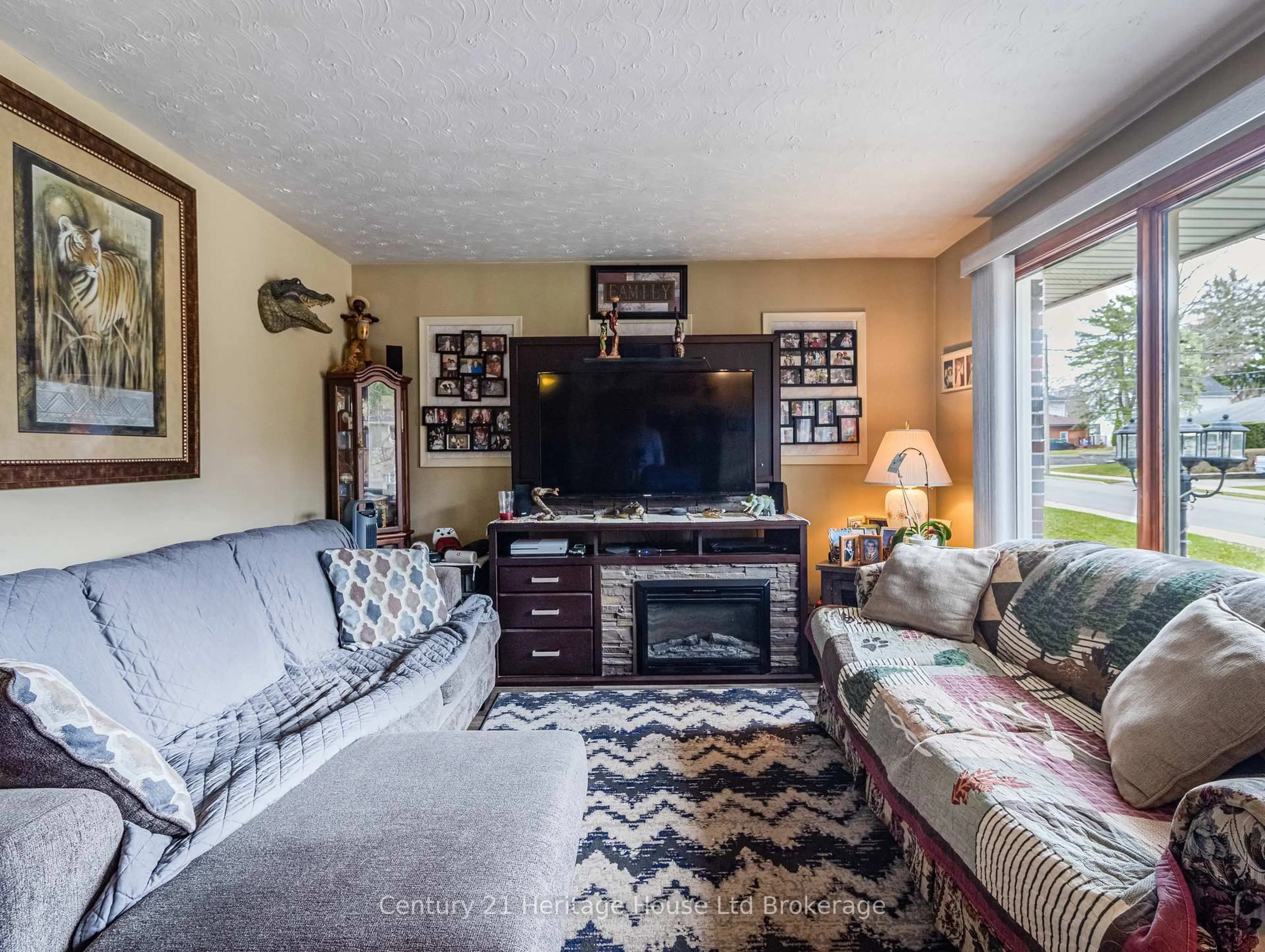 Living room with furniture, unknown for 217 5th Ave, Woodstock Ontario N4S 2G2