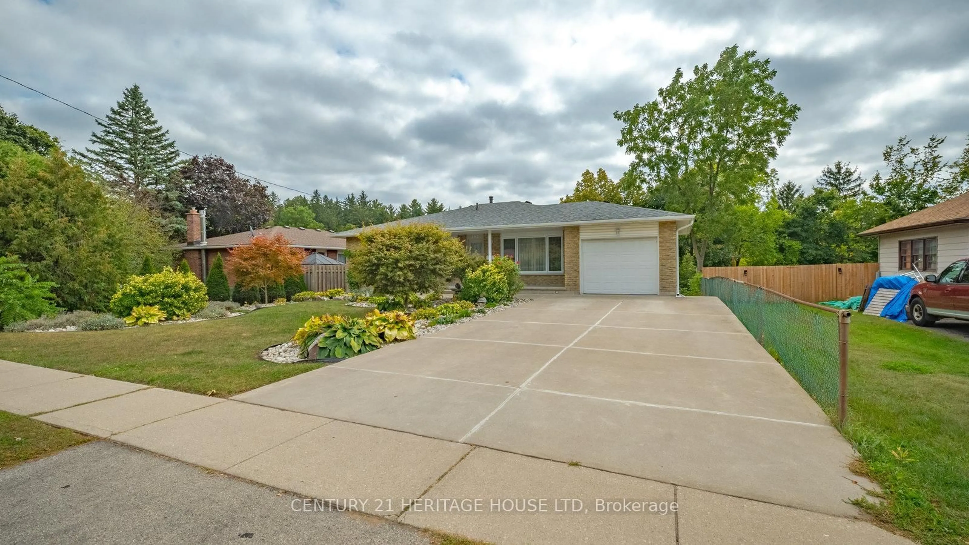 A pic from outside/outdoor area/front of a property/back of a property/a pic from drone, street for 162 Victoria St, Norfolk Ontario N3Y 1L8