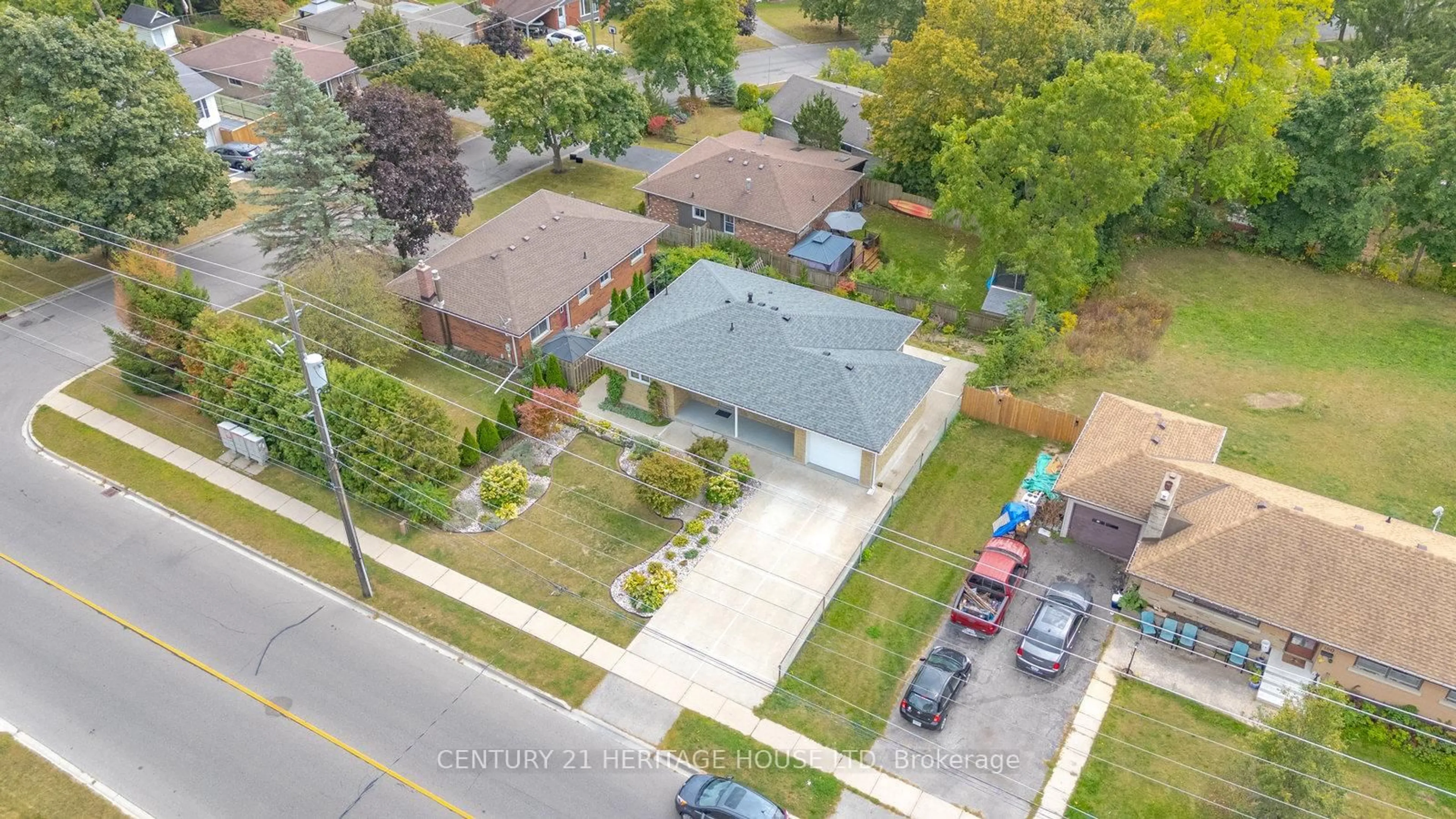 A pic from outside/outdoor area/front of a property/back of a property/a pic from drone, street for 162 Victoria St, Norfolk Ontario N3Y 1L8