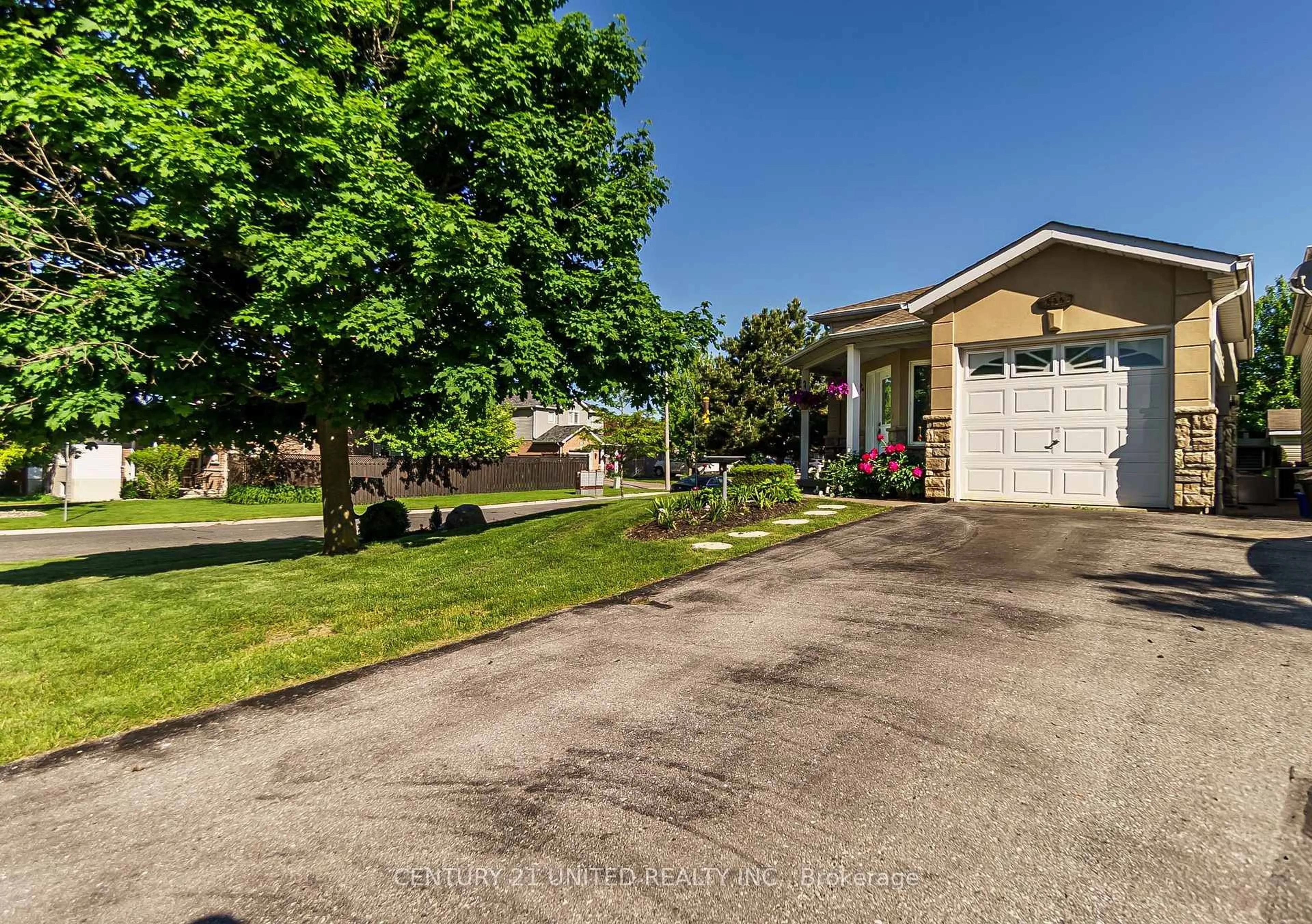A pic from outside/outdoor area/front of a property/back of a property/a pic from drone, street for 626 Trailview Dr, Peterborough Ontario K9J 8P3