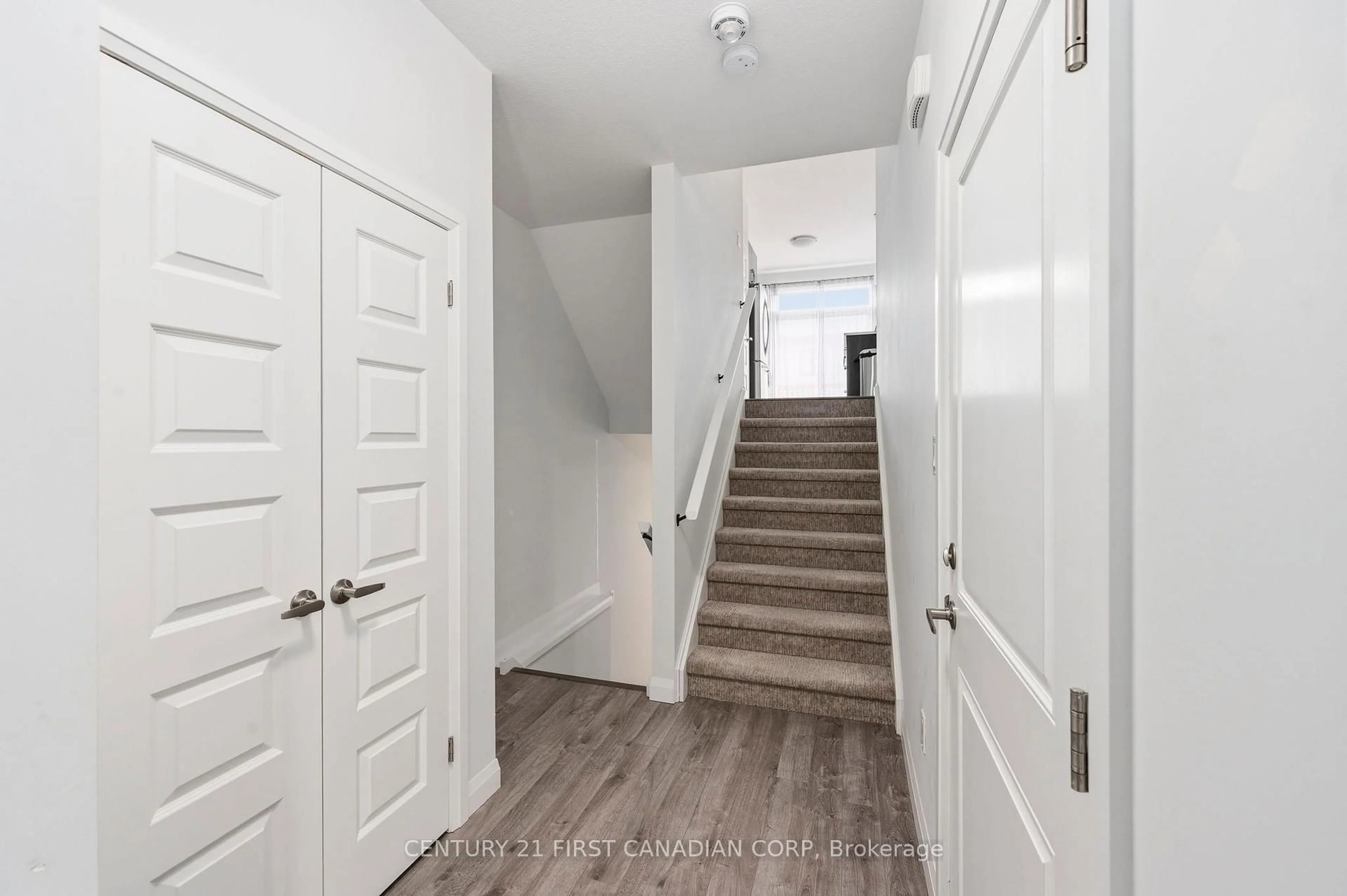 Indoor entryway for 819 Kleinburg Dr #8, London North Ontario N5X 0N6