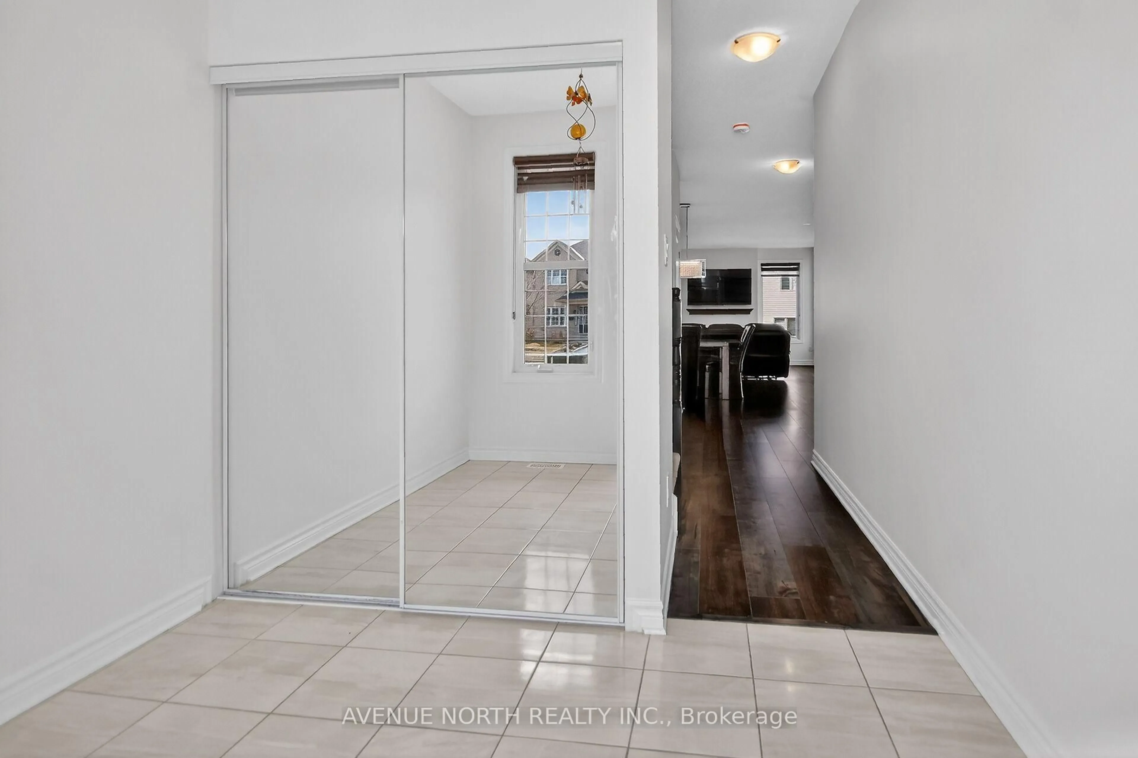 Indoor entryway for 110 Dun Skipper Dr, Ottawa Ontario K1X 0G1