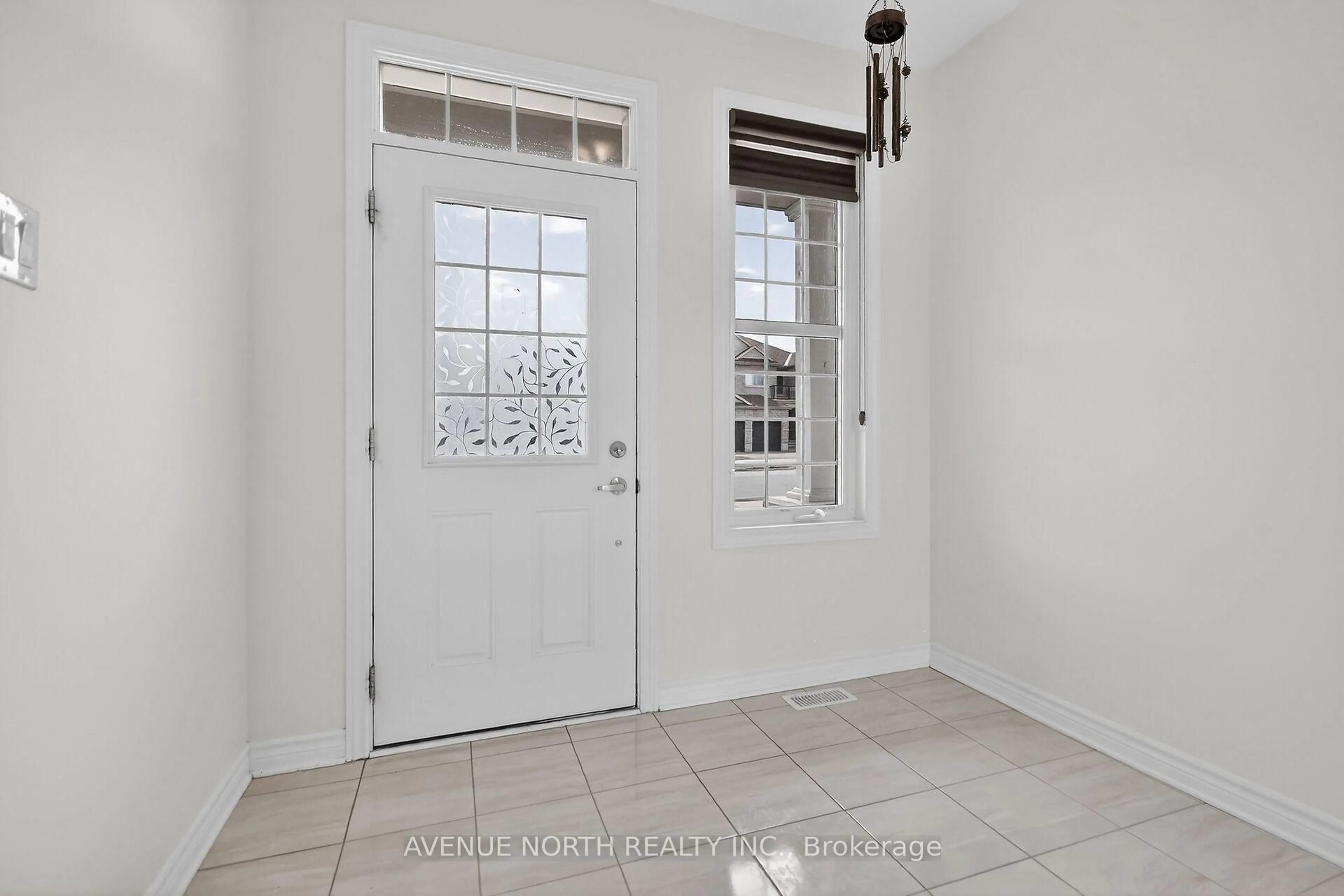 Indoor entryway for 110 Dun Skipper Dr, Ottawa Ontario K1X 0G1