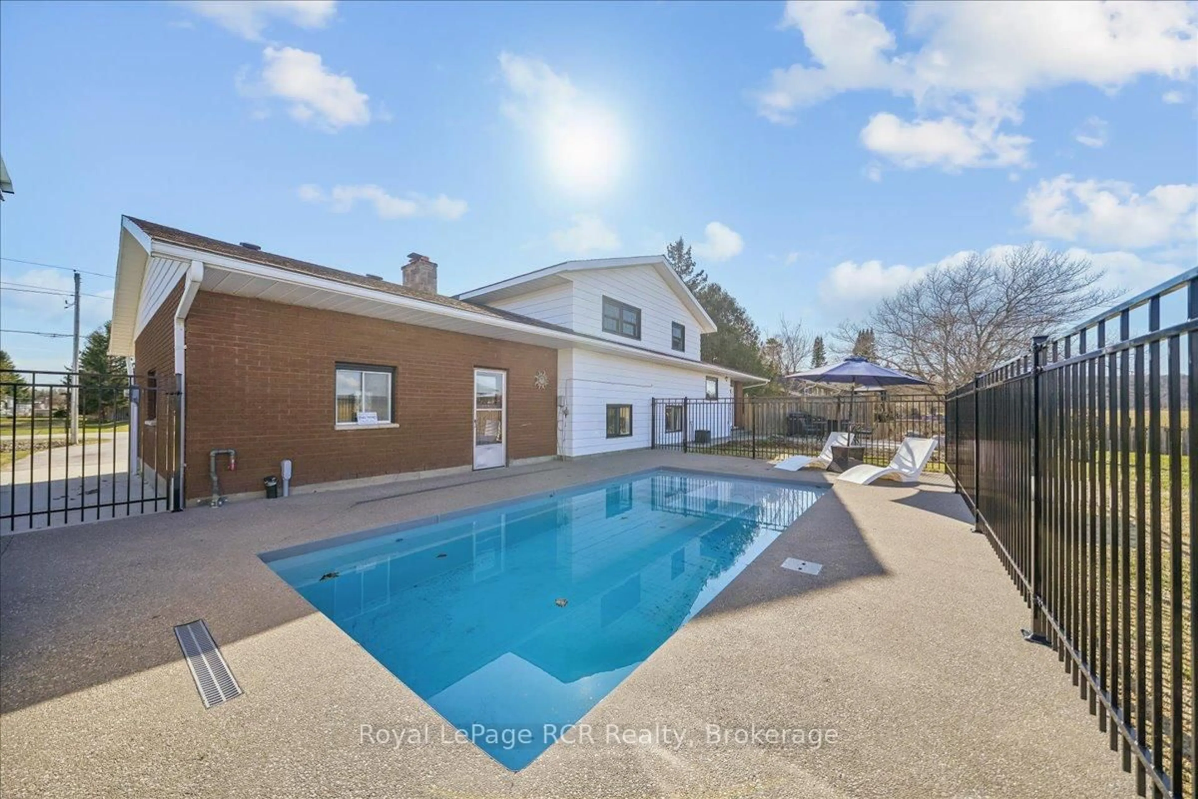 Pool for 883 30th St, Georgian Bluffs Ontario N4K 6V5