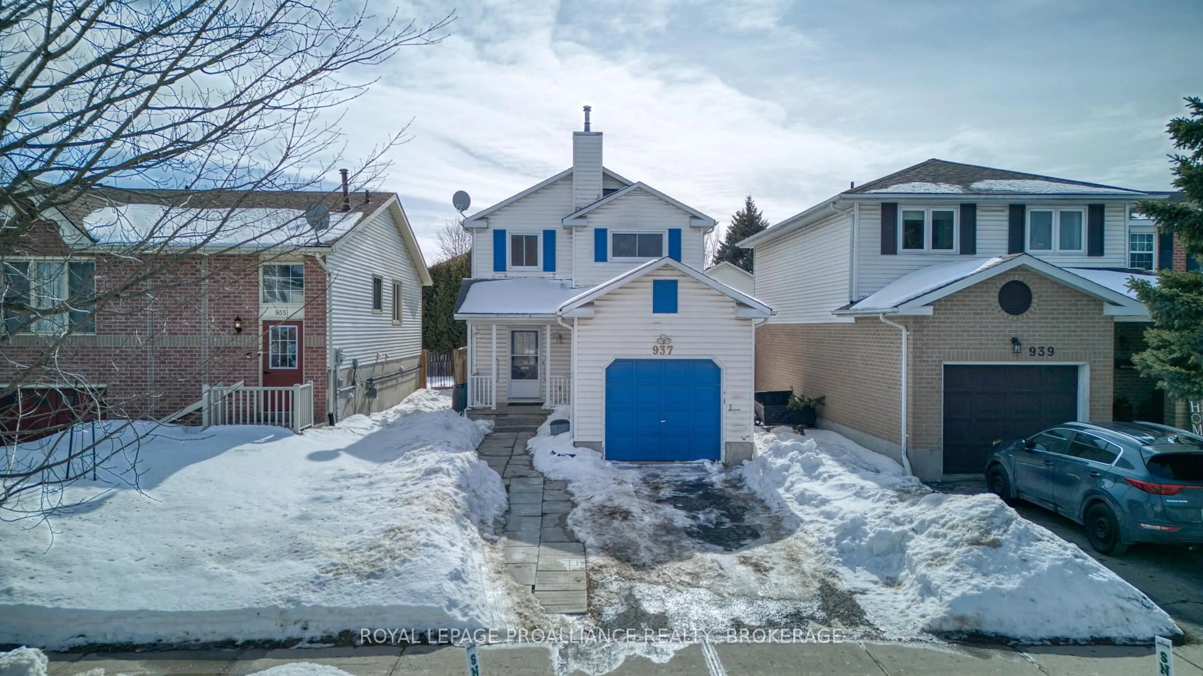 A pic from outside/outdoor area/front of a property/back of a property/a pic from drone, street for 937 Killarney Cres, Kingston Ontario K7M 8E2