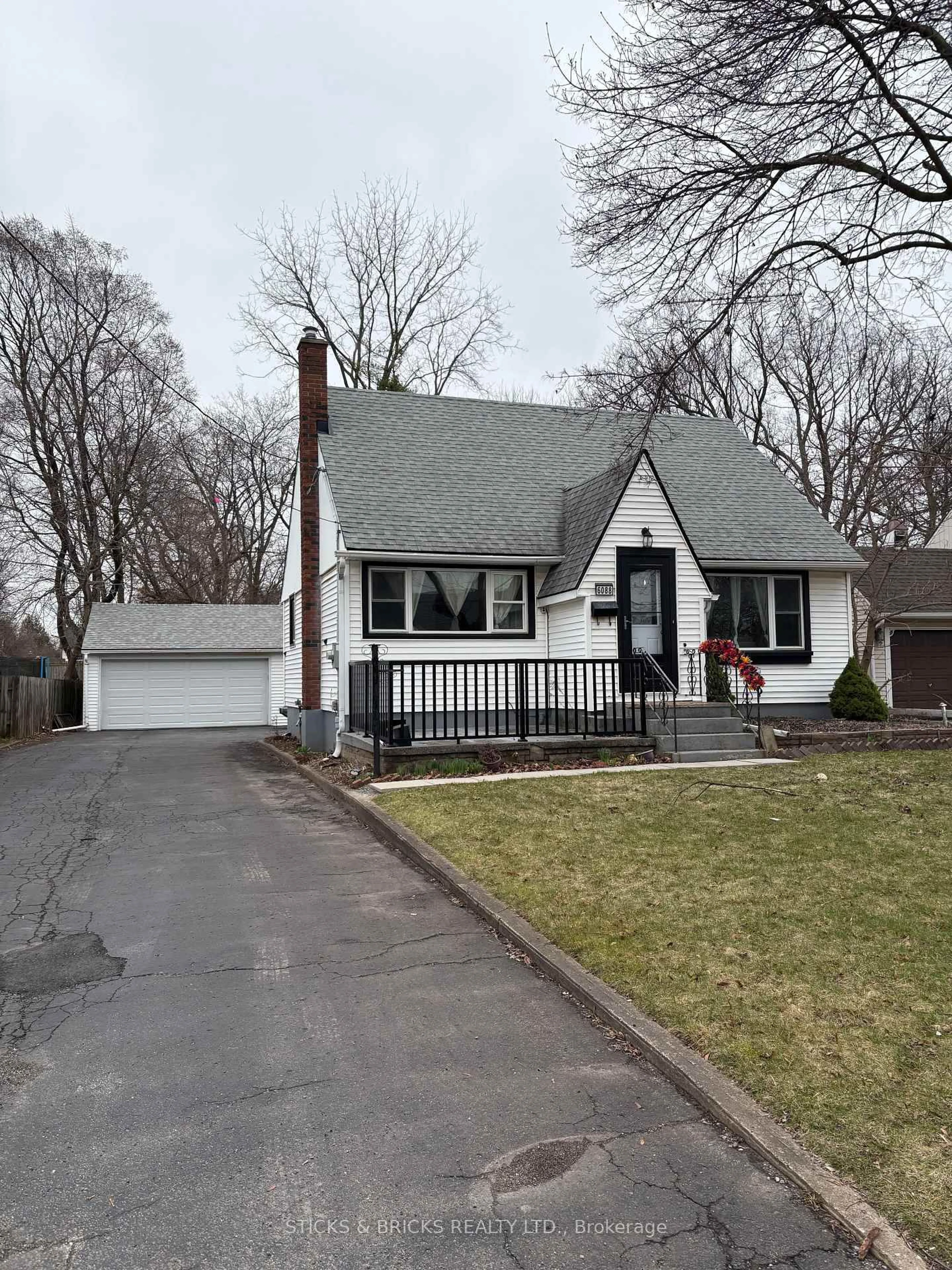 Home with vinyl exterior material, street for 6088 Dorchester Rd, Niagara Falls Ontario L2G 5T2