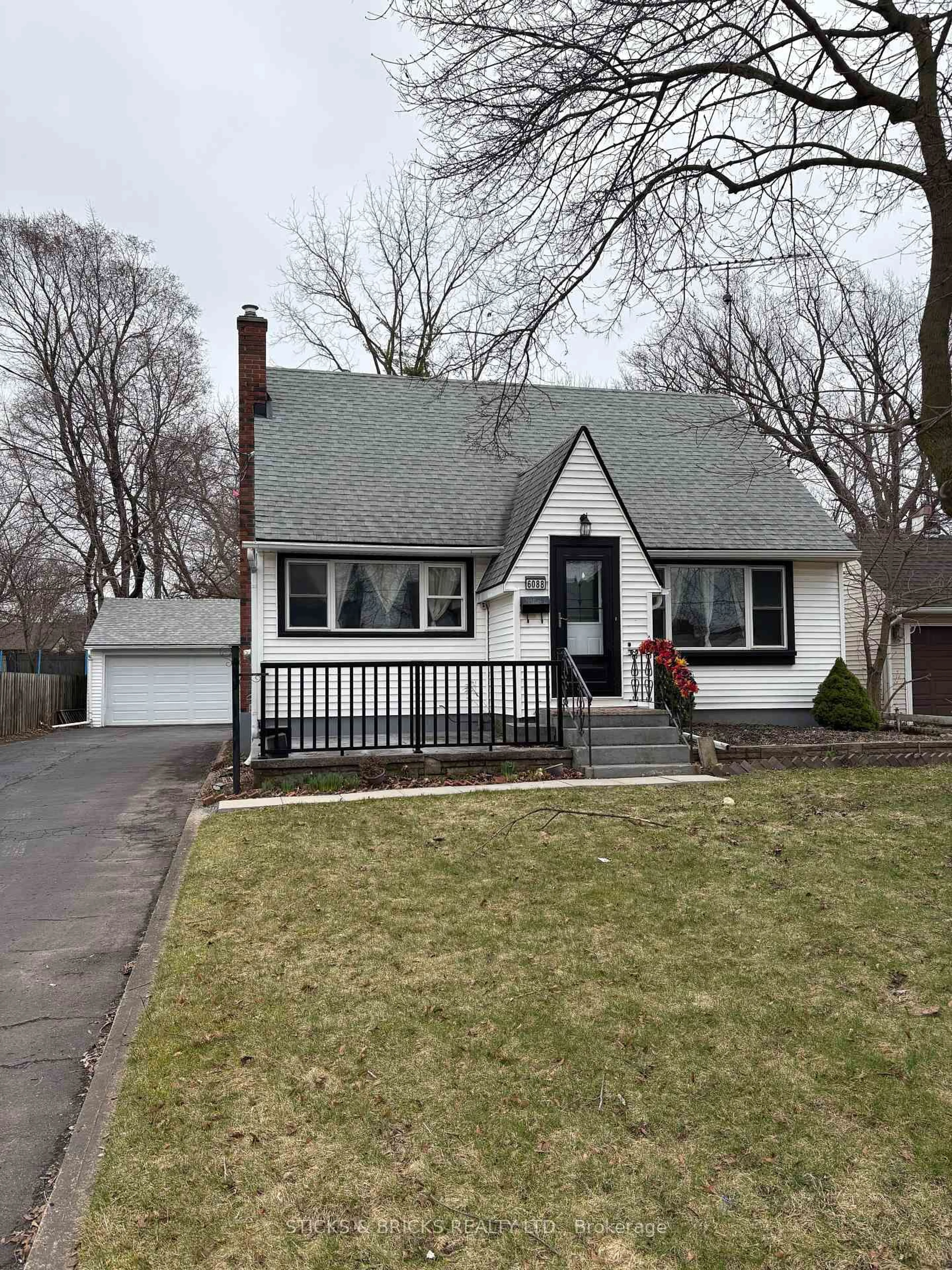 Home with vinyl exterior material, street for 6088 Dorchester Rd, Niagara Falls Ontario L2G 5T2