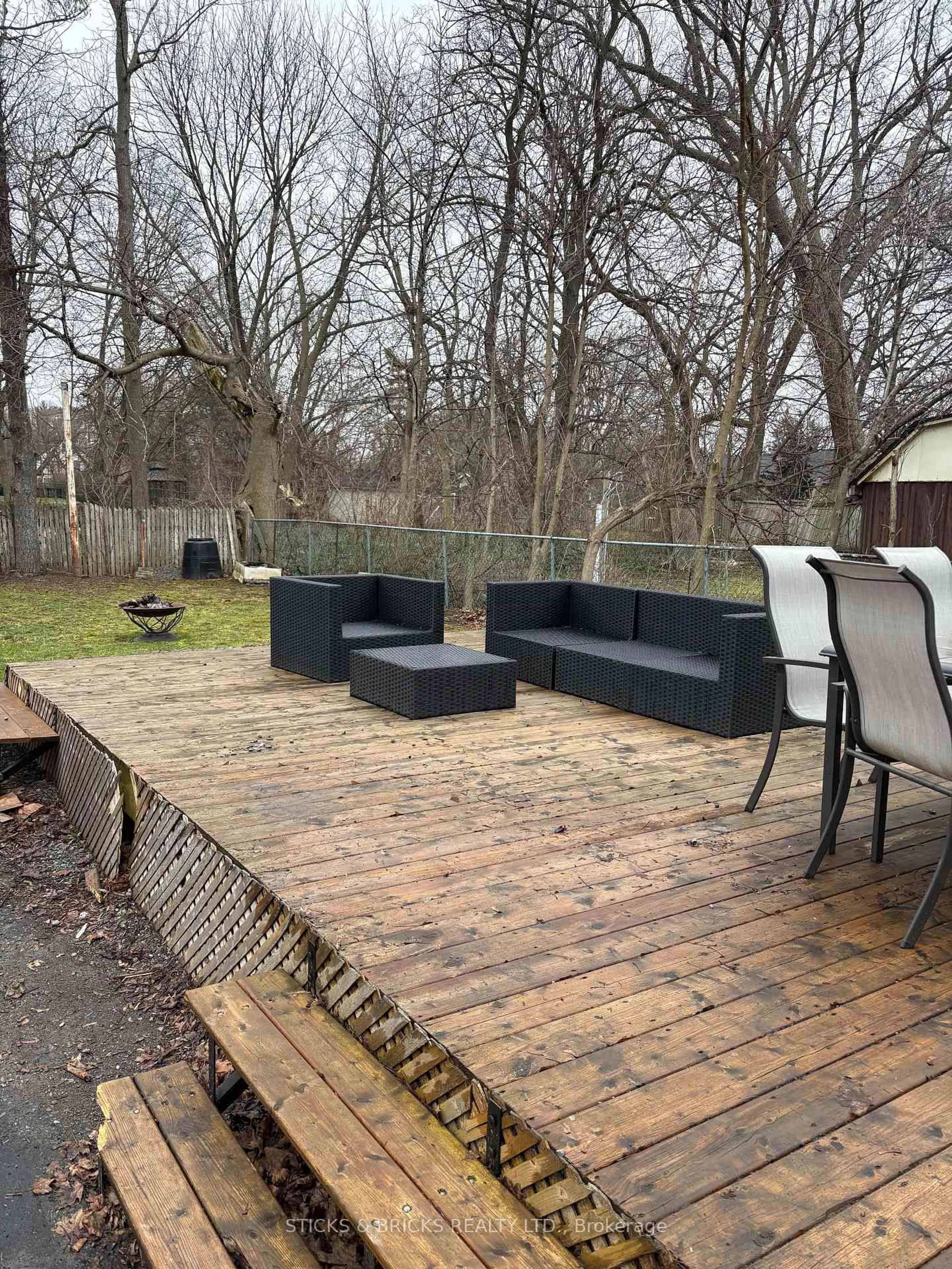 Patio, street for 6088 Dorchester Rd, Niagara Falls Ontario L2G 5T2