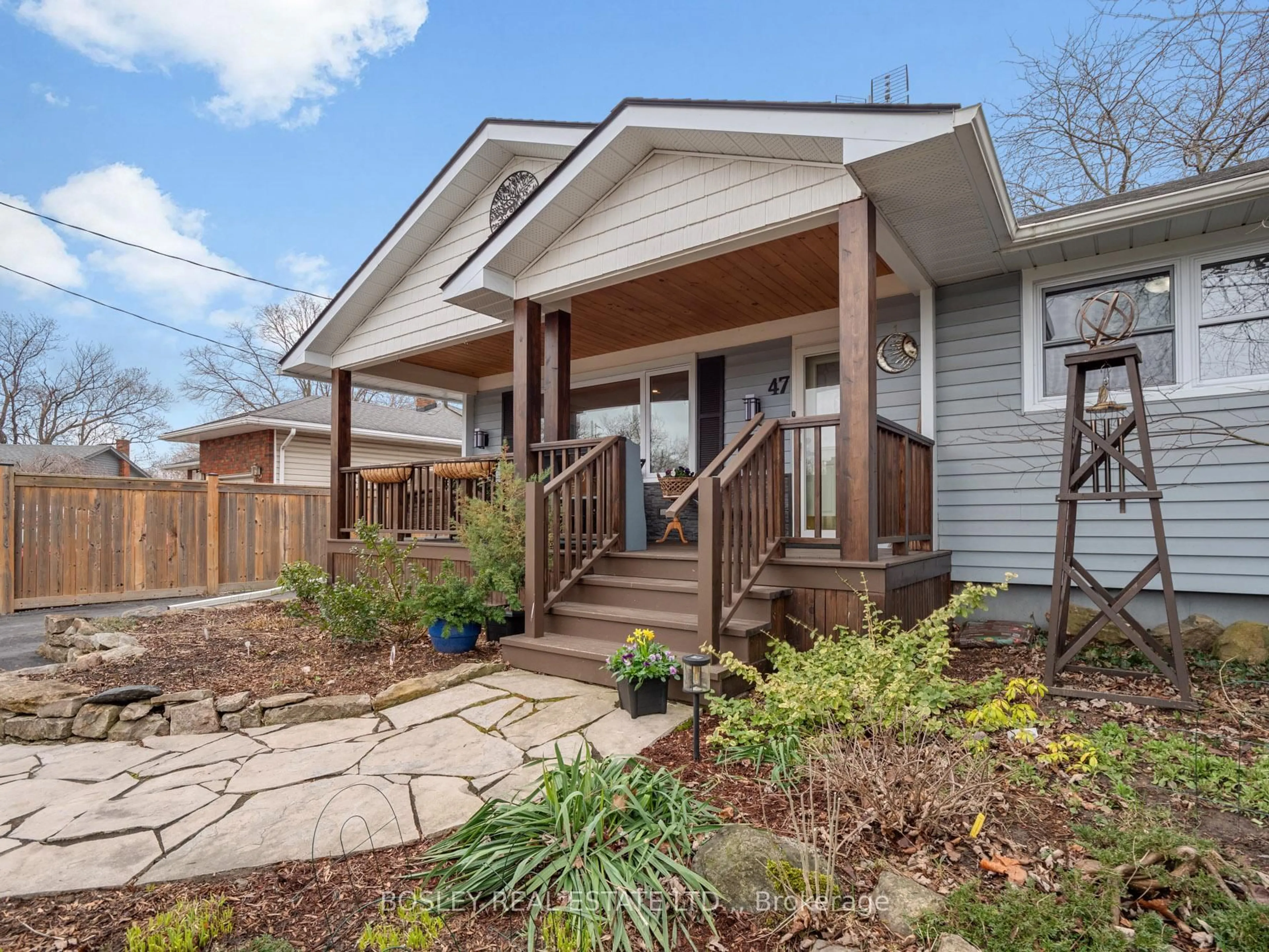 Home with vinyl exterior material, street for 47 Albany Dr, St. Catharines Ontario L2N 3T7