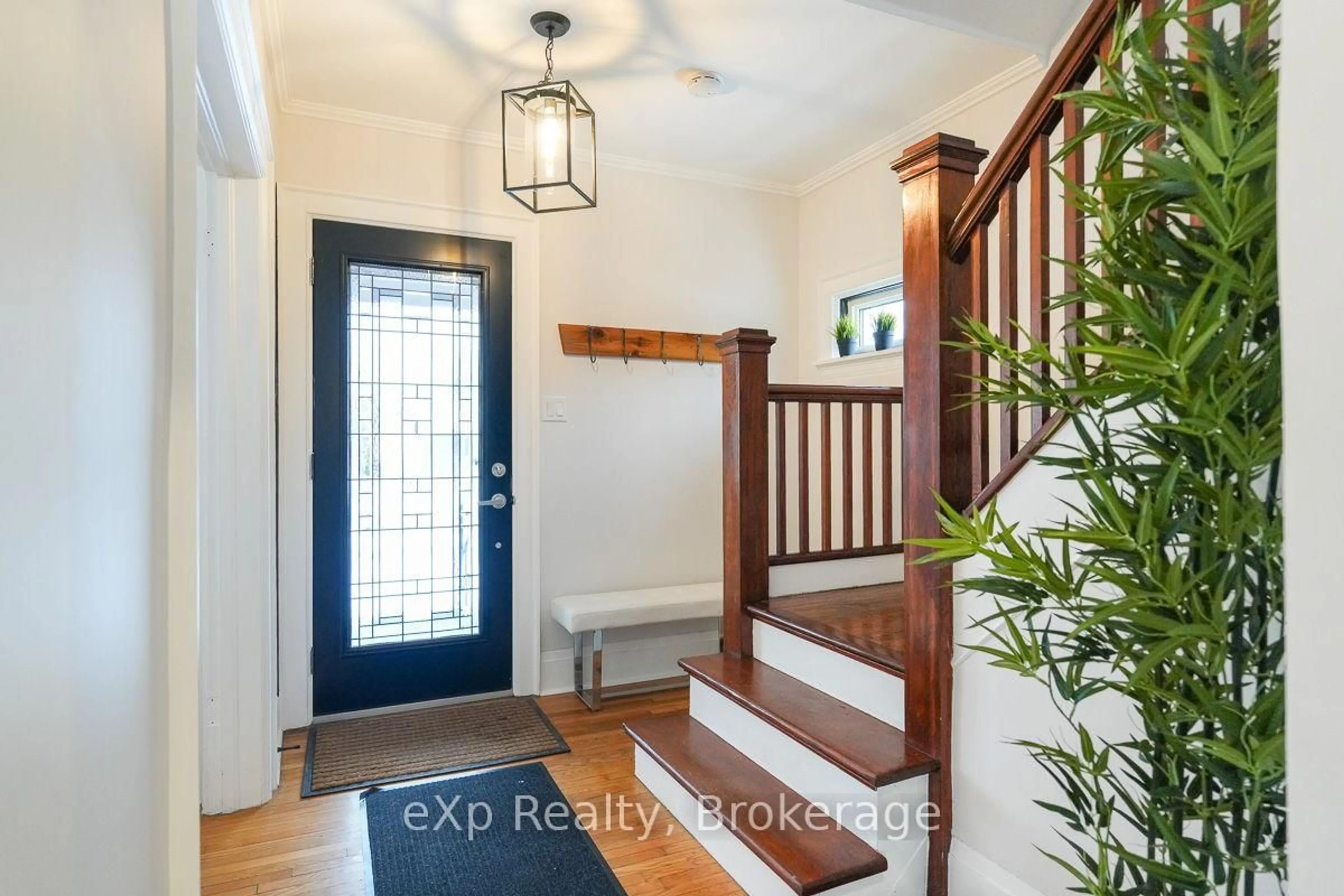 Indoor entryway for 1144 4th Avenue W, Owen Sound Ontario N4K 4W4