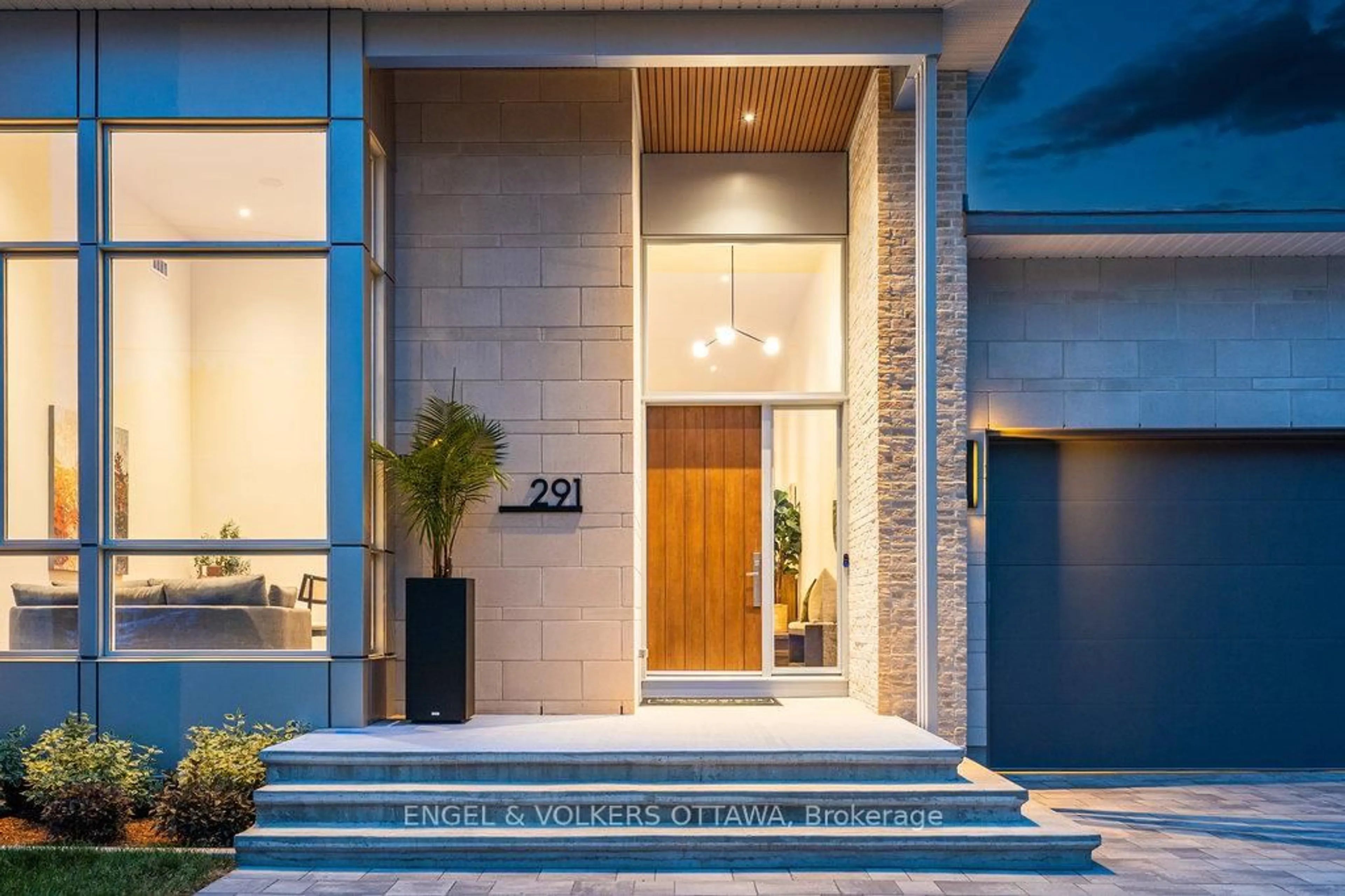 Indoor entryway for 291 Billings Ave, Ottawa Ontario K1H 5L2