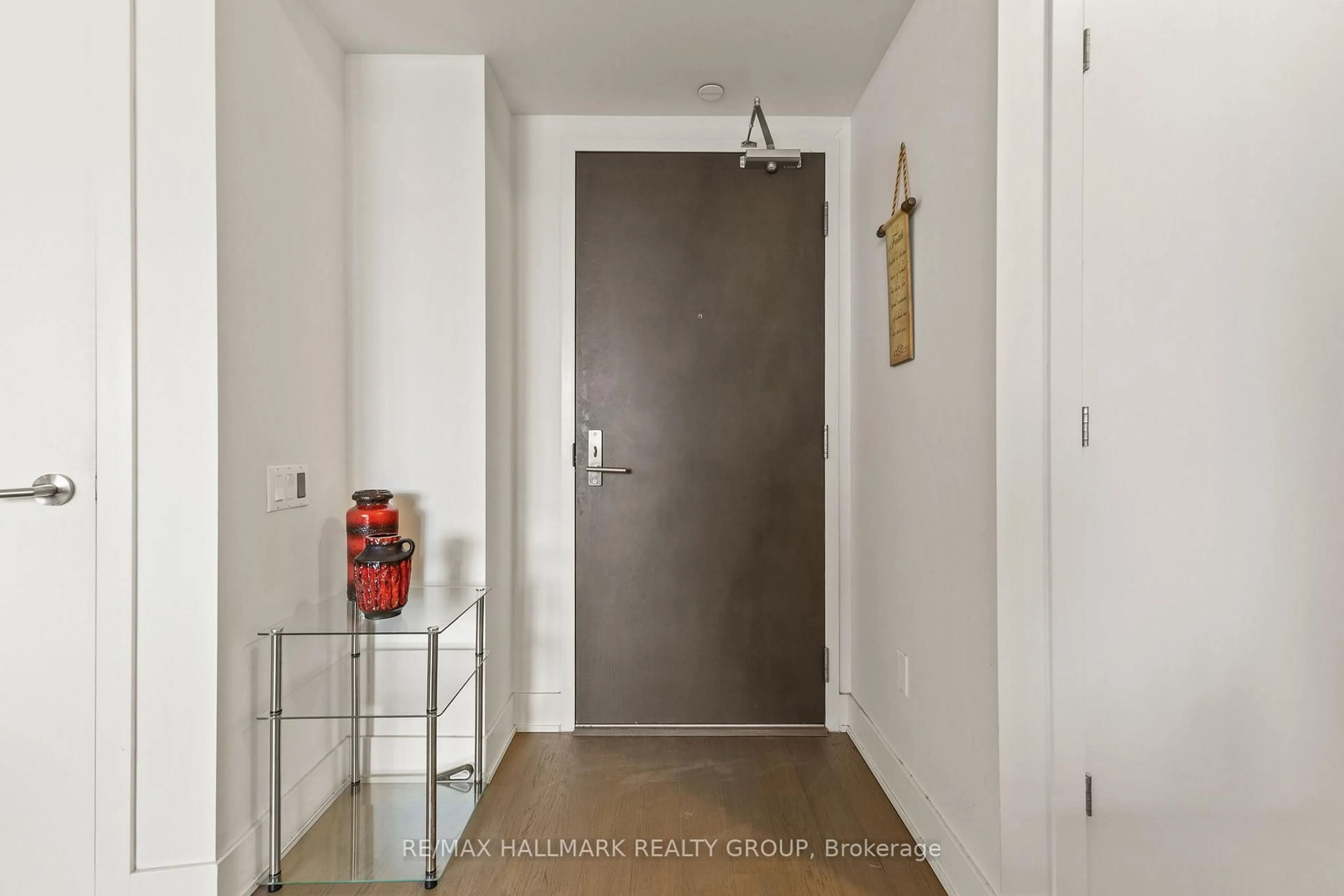 Indoor entryway for 411 Mackay St #418, Ottawa Ontario K1M 2C5