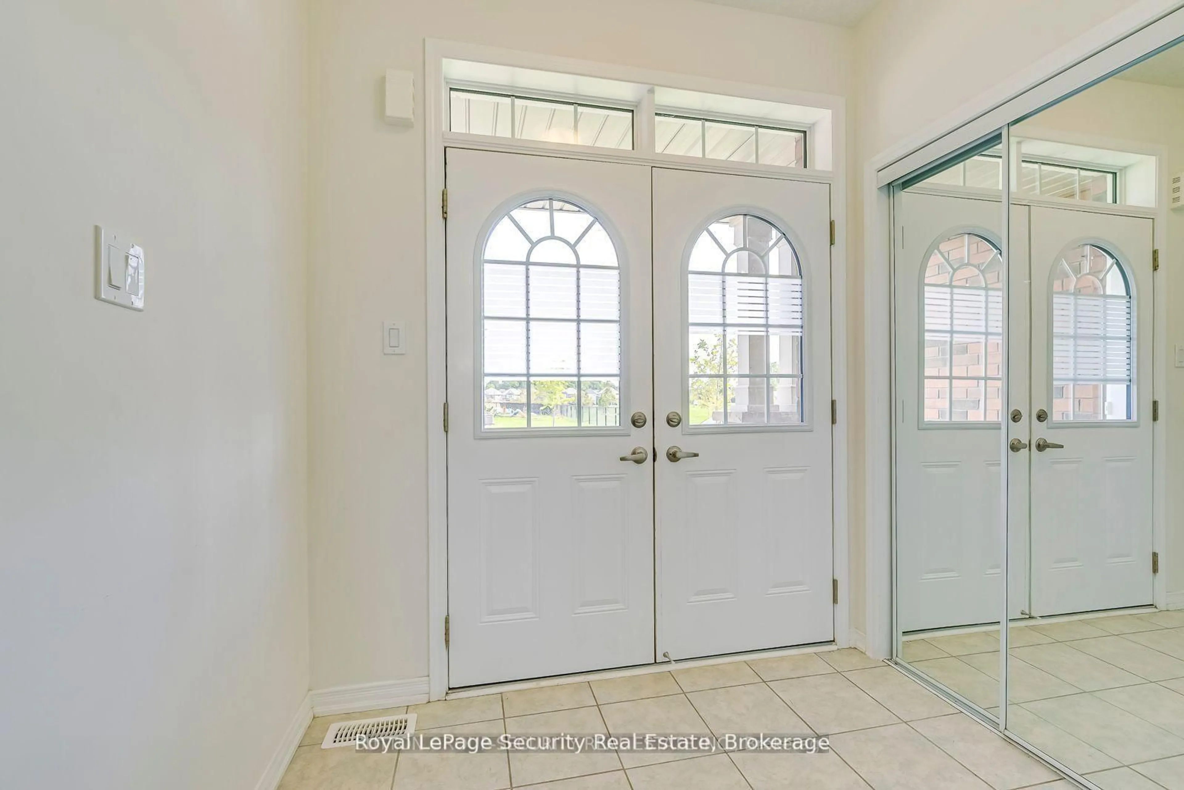 Indoor entryway for 30 Witteveen Dr, Brantford Ontario N3T 0S3