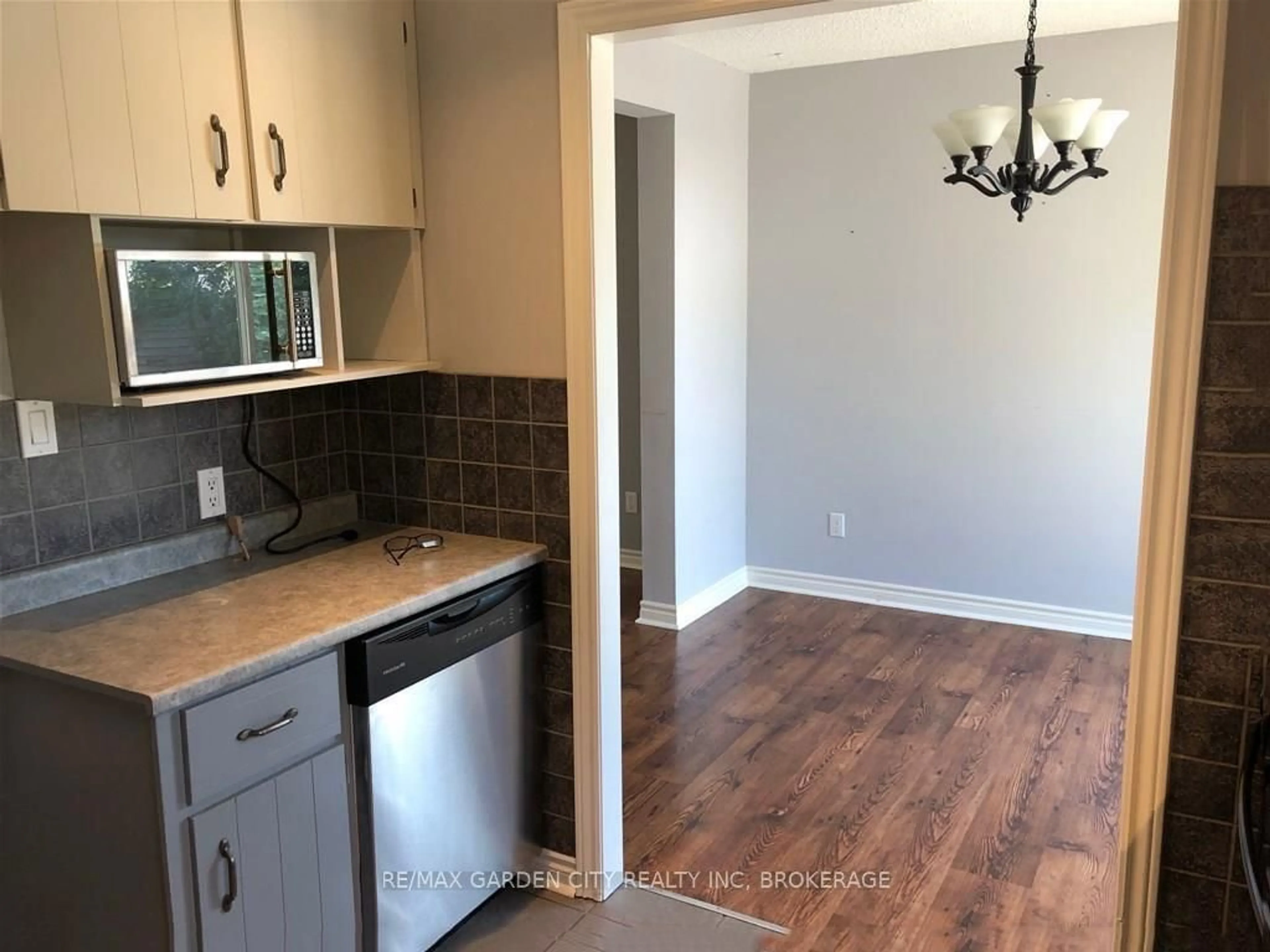 Open concept kitchen, unknown for 29 ST. HILDA'S Crt, St. Catharines Ontario L2R 7H1