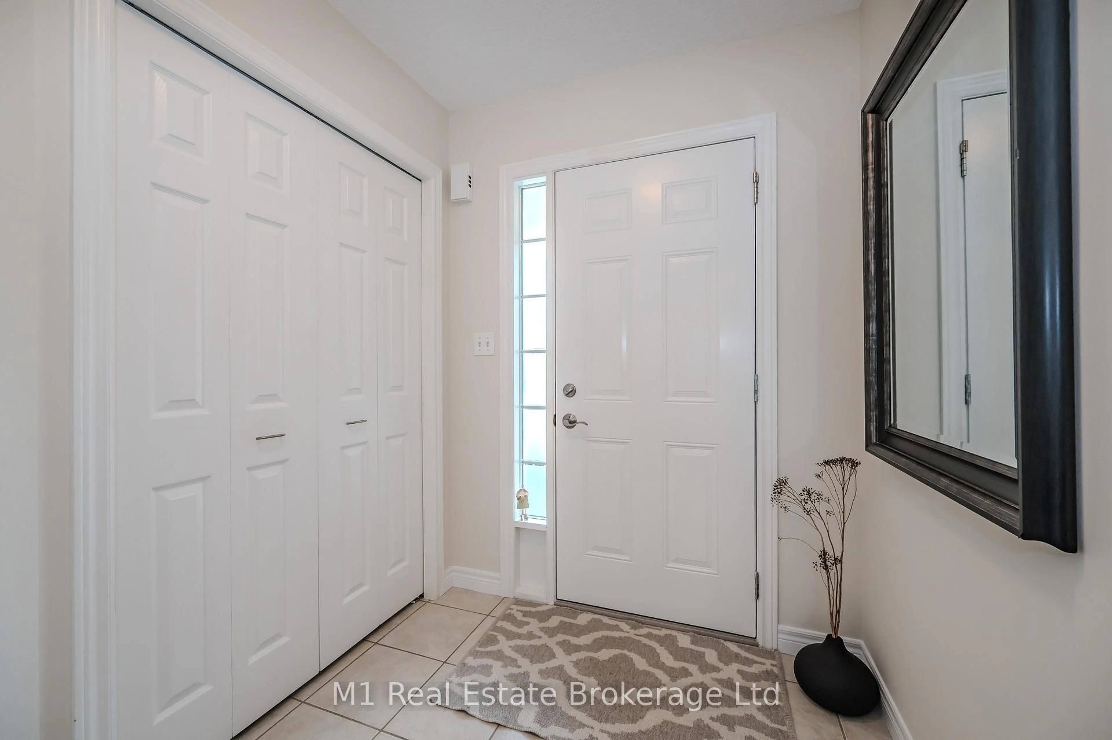 Indoor entryway for 361 ARKELL Rd #17, Guelph Ontario N1L 1E5