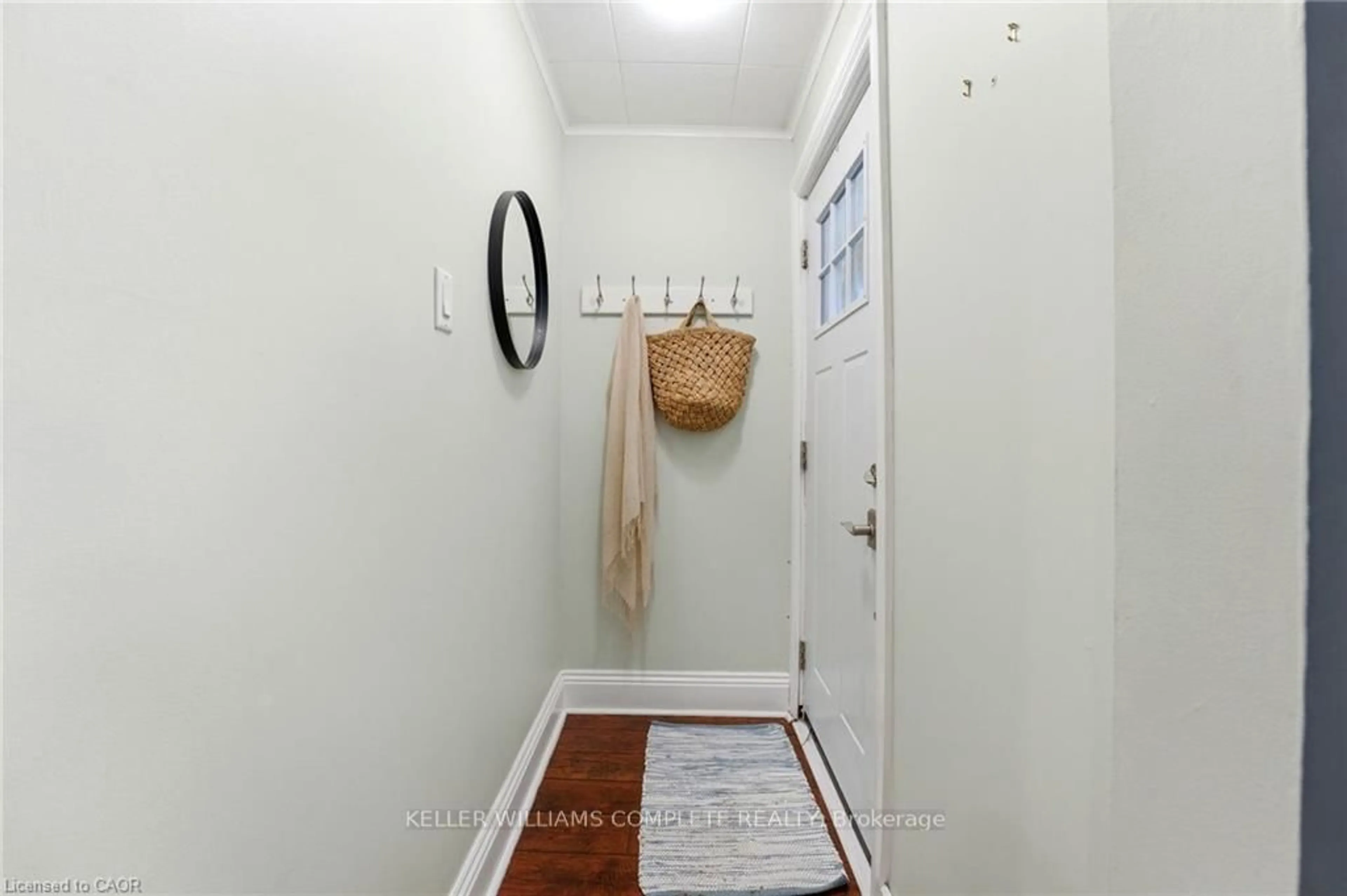 Indoor entryway for 547 COCHRANE Rd, Hamilton Ontario L8K 3H4