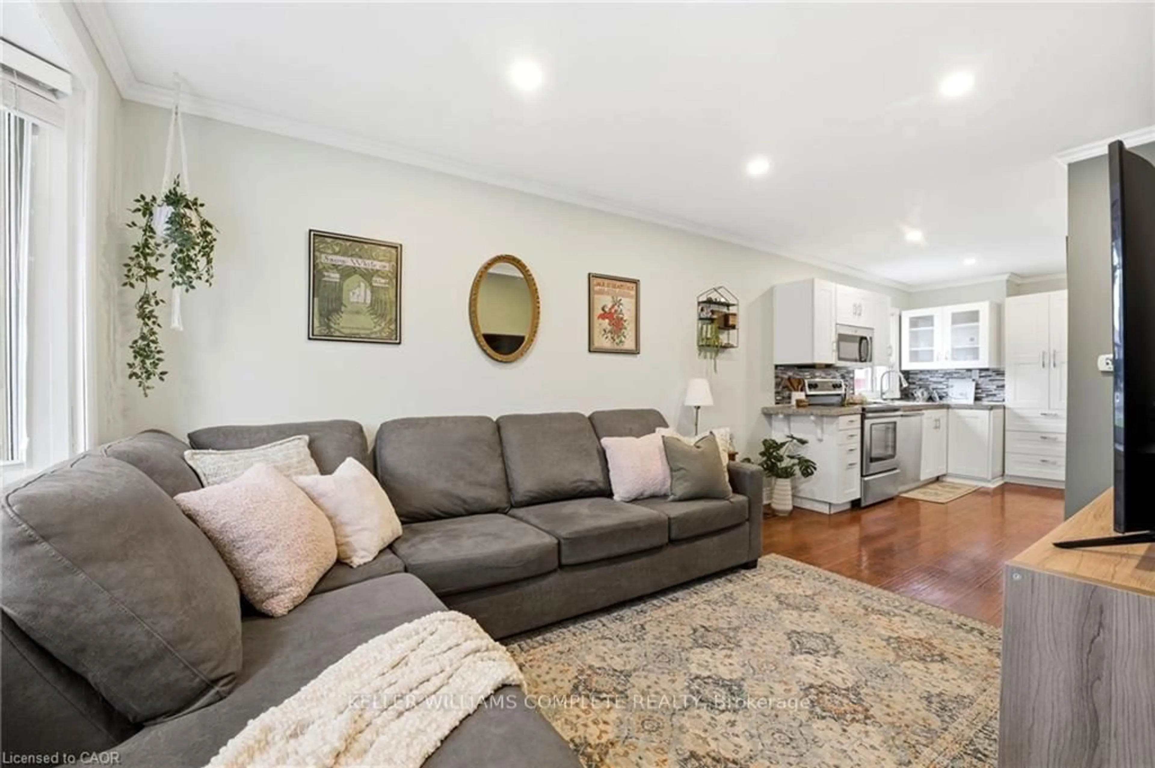 Living room with furniture, unknown for 547 COCHRANE Rd, Hamilton Ontario L8K 3H4