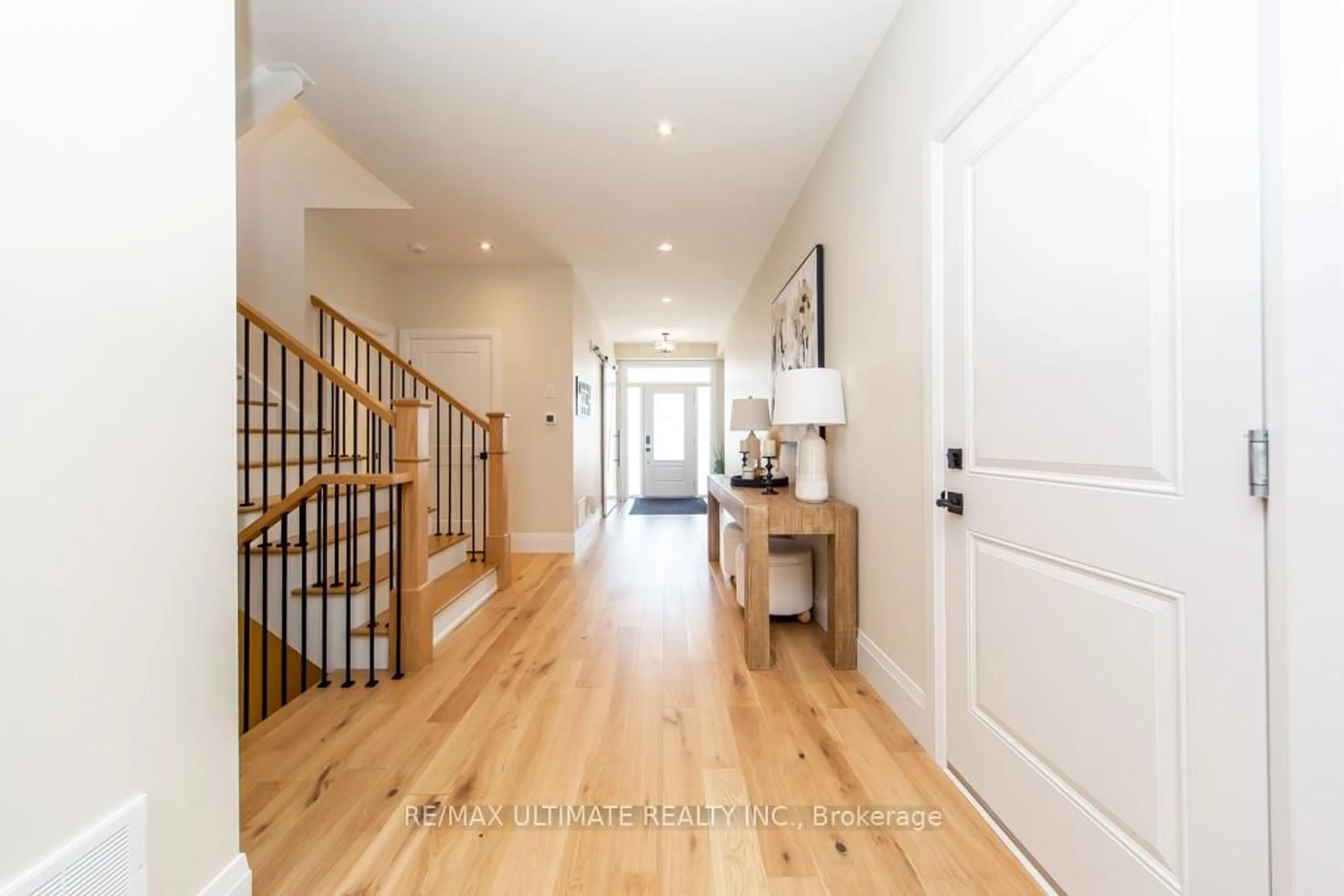 Indoor entryway for 100 Watershore Dr #6, Hamilton Ontario L8E 0L4