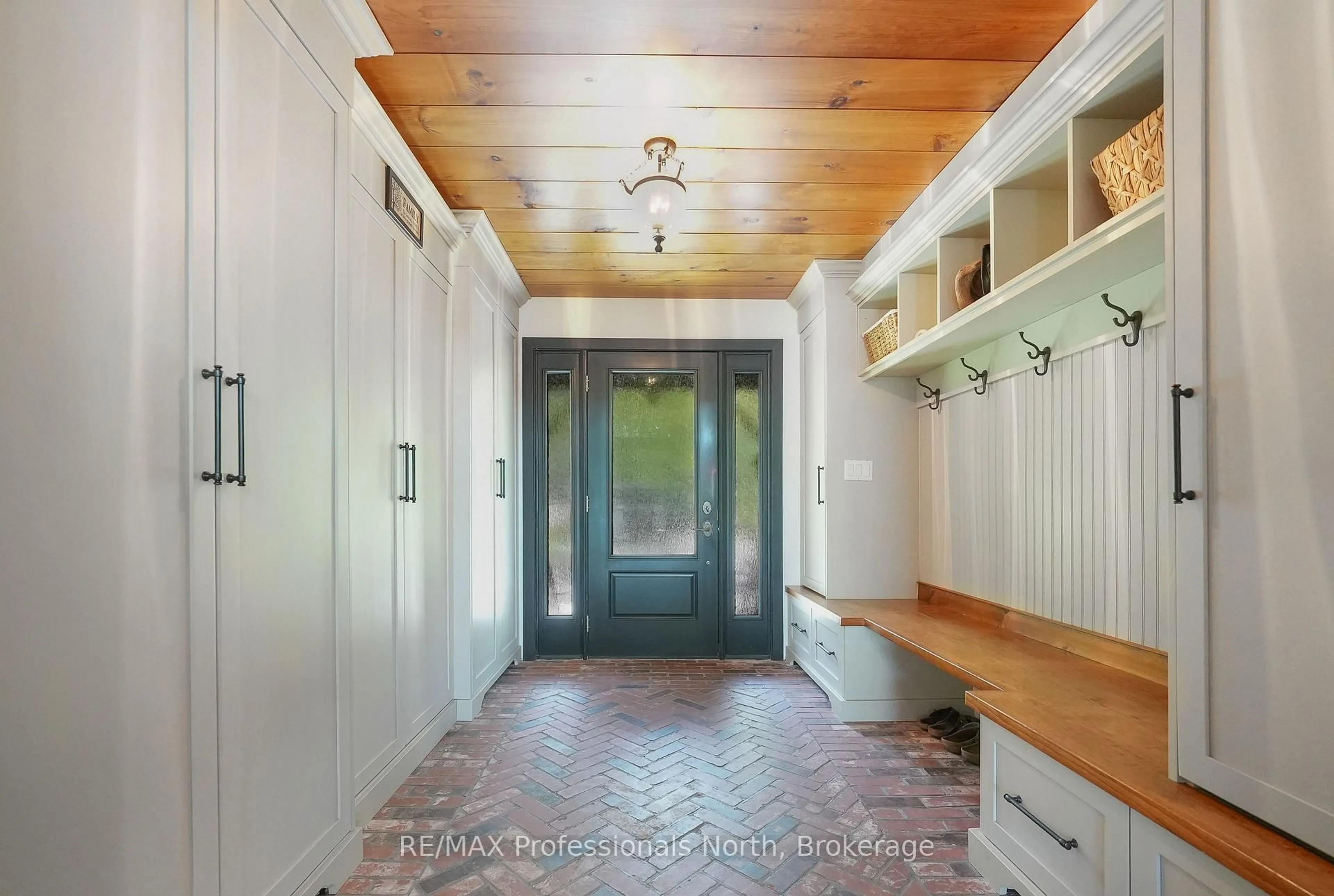 Indoor entryway for 1342 Twelve Mile Lake Rd, Minden Hills Ontario K0M 2K0