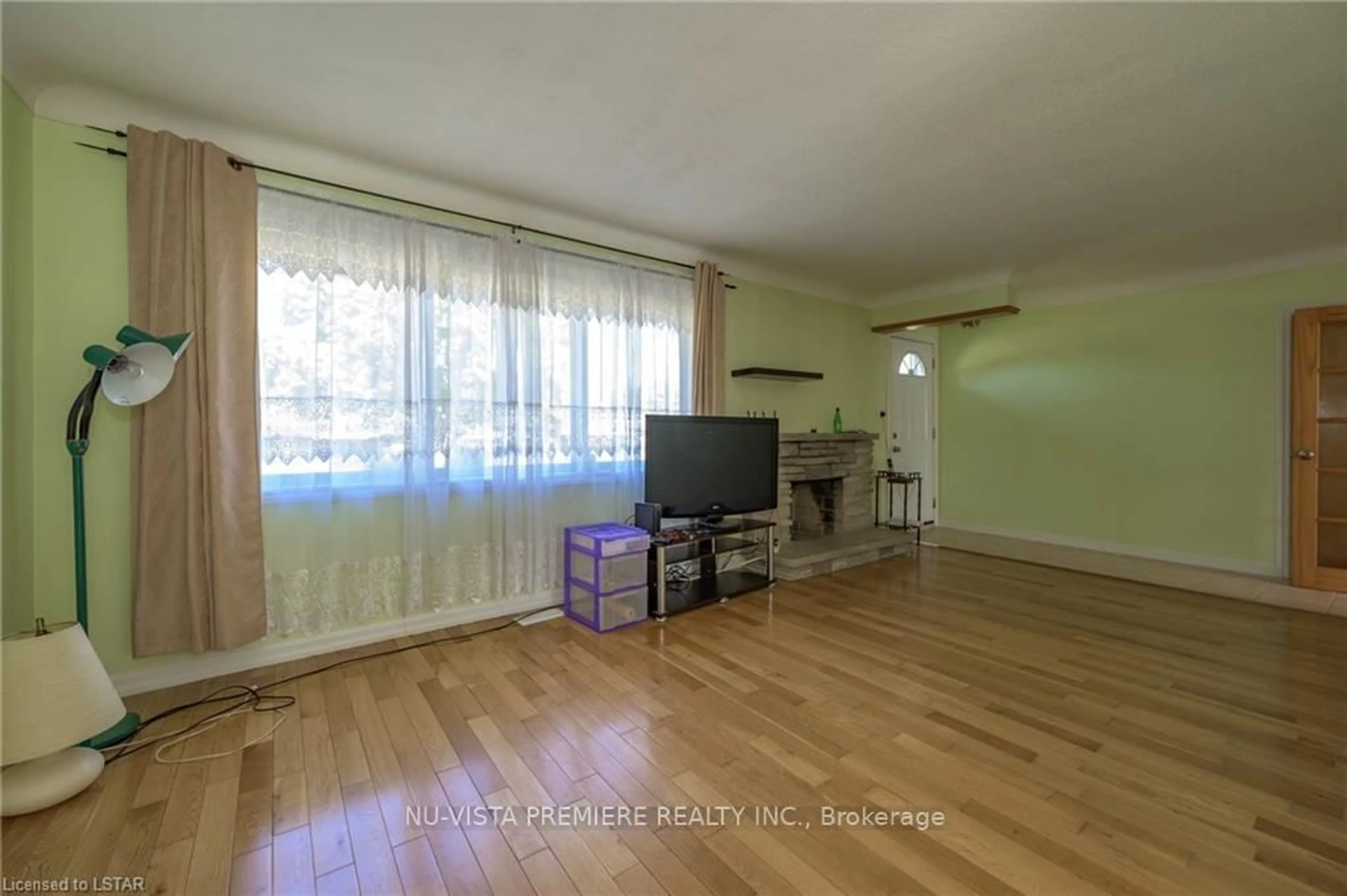 A pic of a room for 230 Burlington St, London South Ontario N5Z 3W4