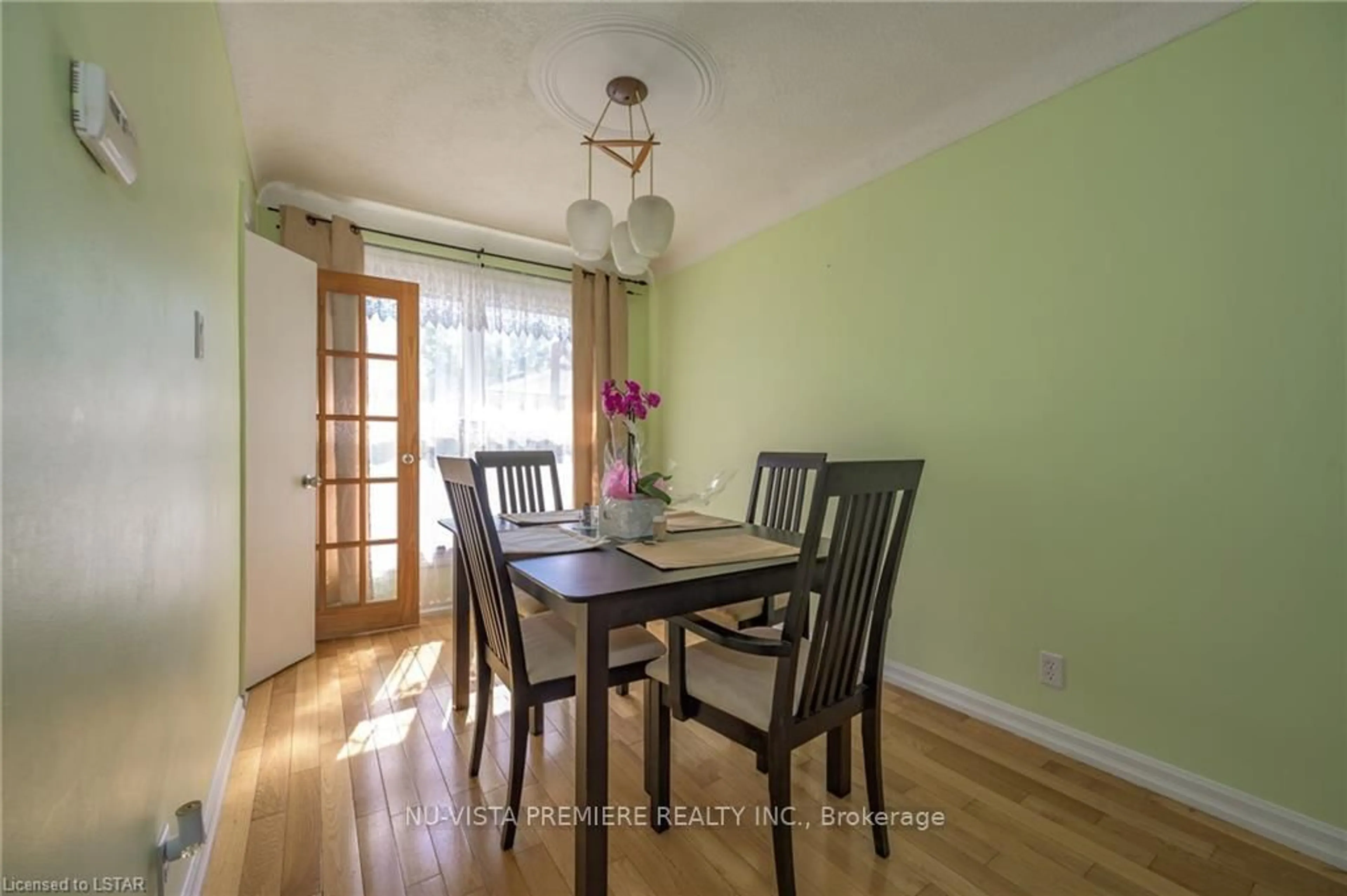 Dining room, wood/laminate floor for 230 Burlington St, London South Ontario N5Z 3W4