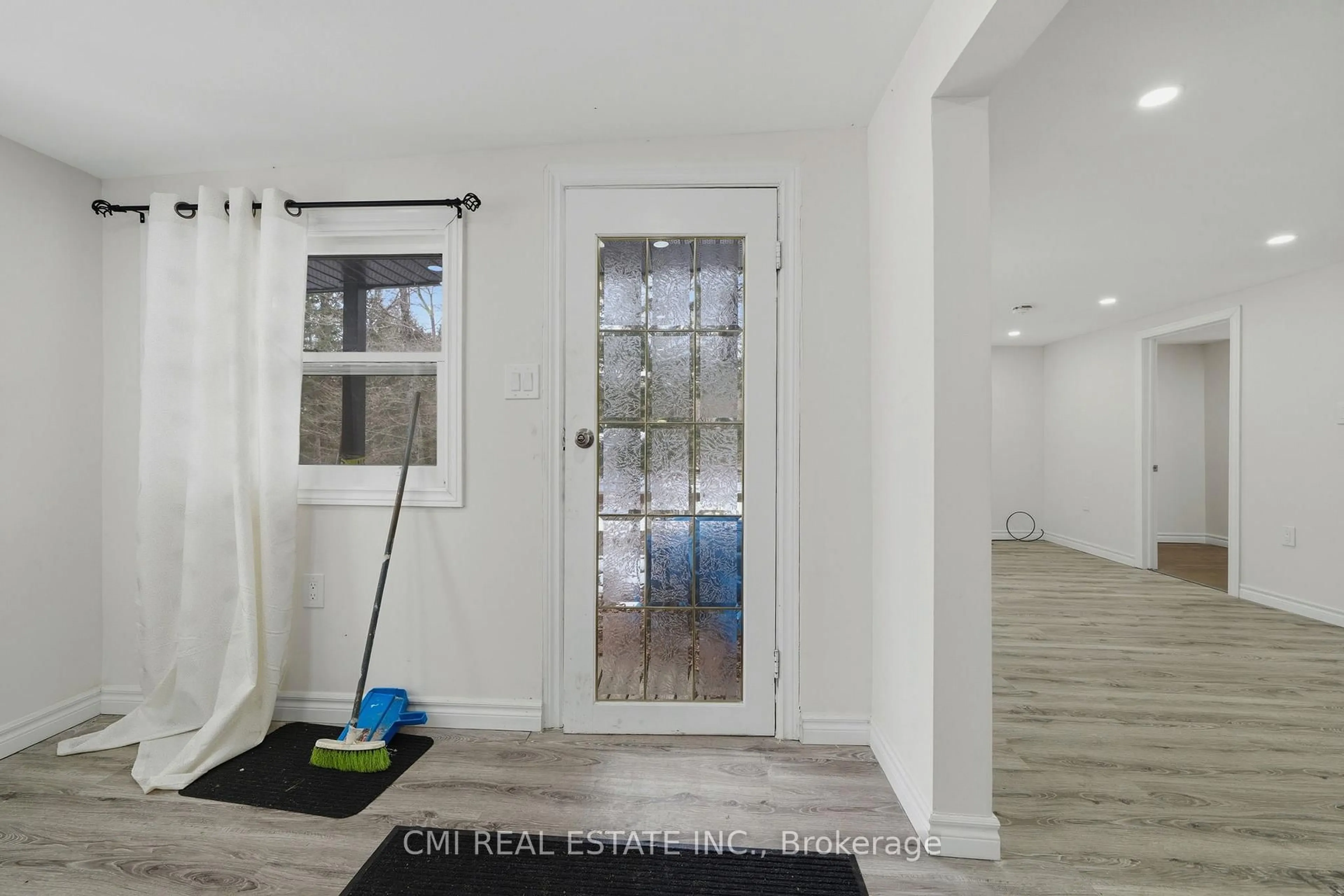 Indoor entryway for 63 Sunnylea Ave, Armour Ontario P0A 1L0