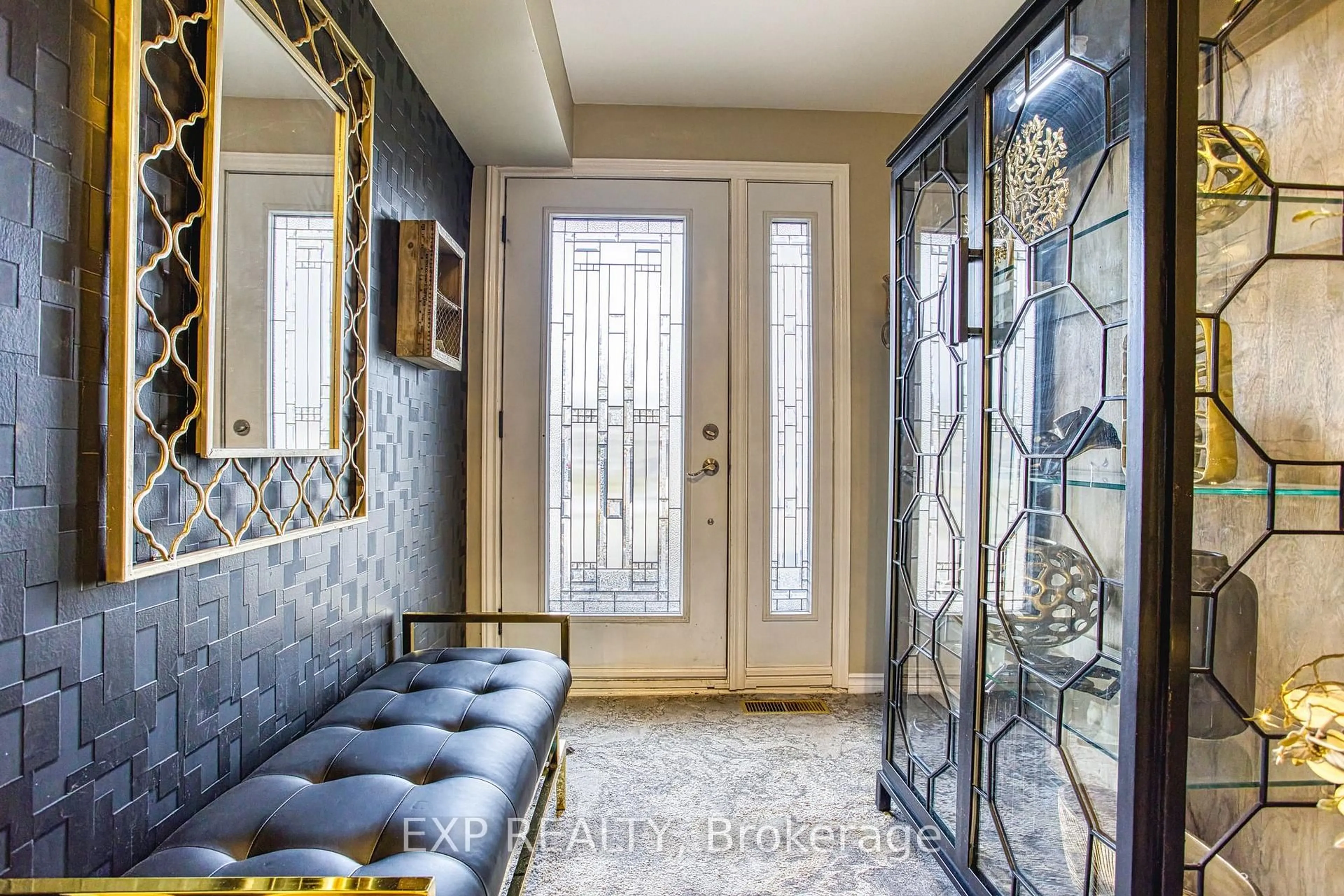 Indoor entryway for 4504 Queensway Gdns, Niagara Falls Ontario L2E 6P7