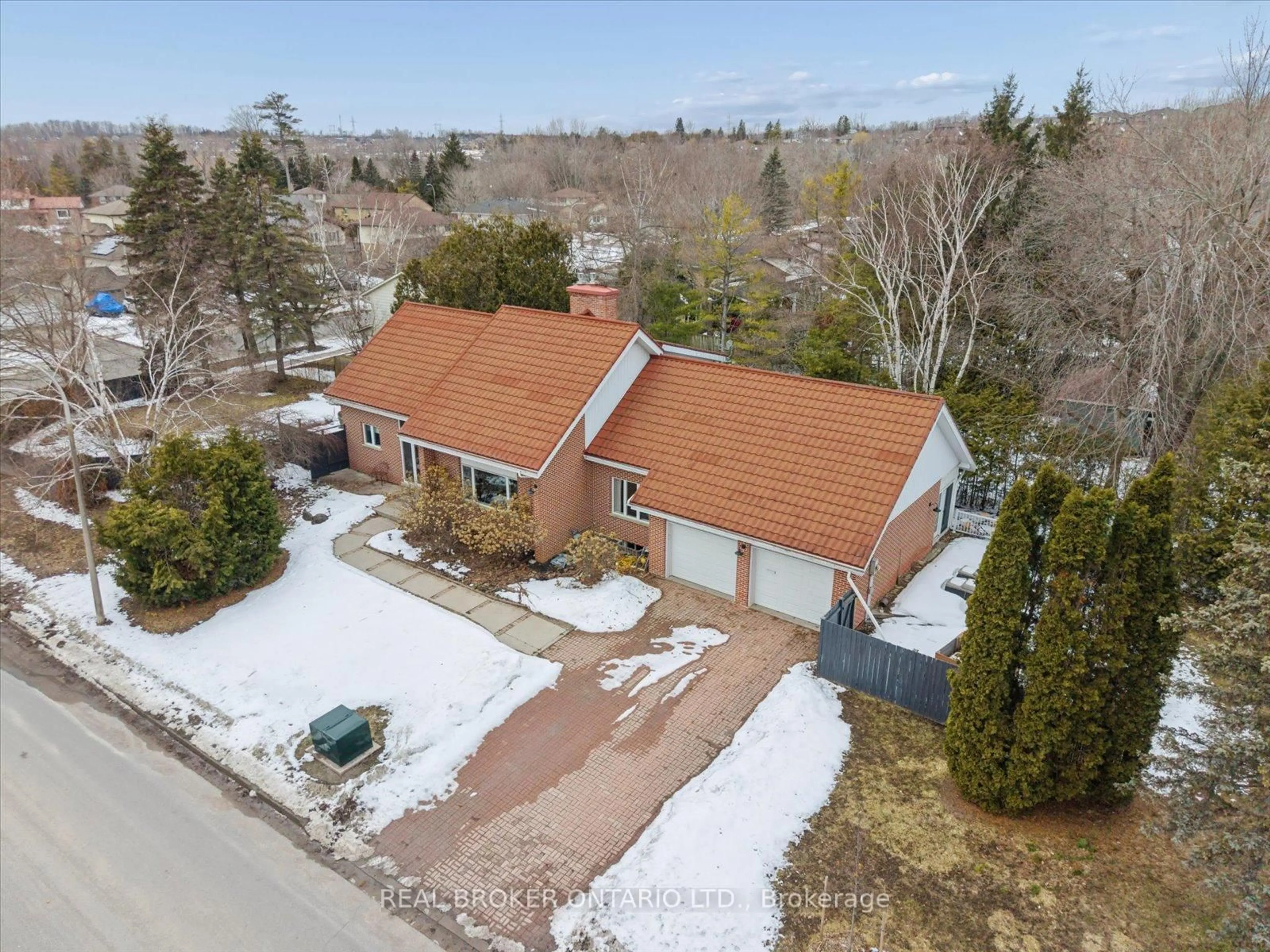 A pic from outside/outdoor area/front of a property/back of a property/a pic from drone, street for 1449 Champlain Dr, Peterborough Ontario K9L 1N3