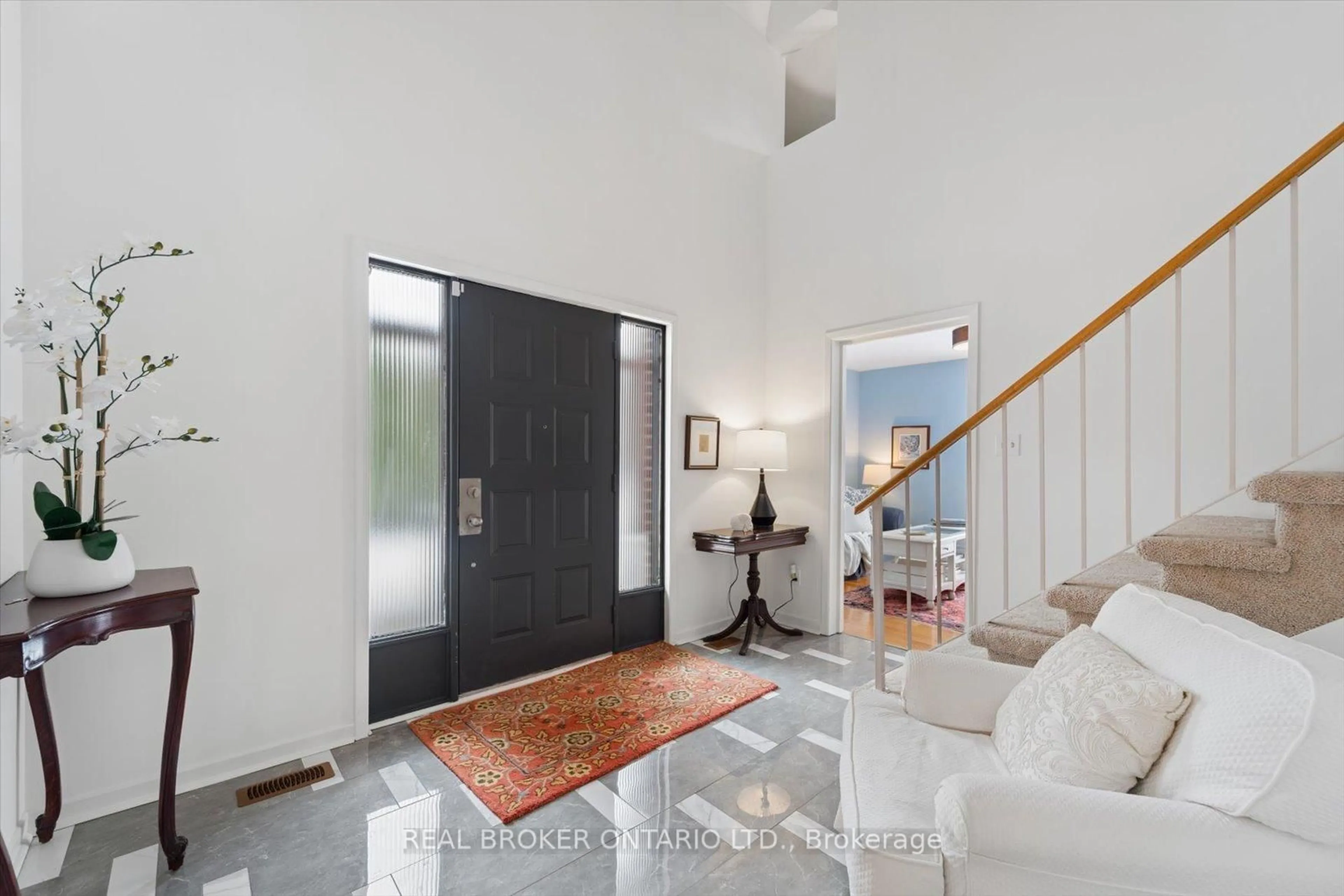 Indoor foyer for 1449 Champlain Dr, Peterborough Ontario K9L 1N3