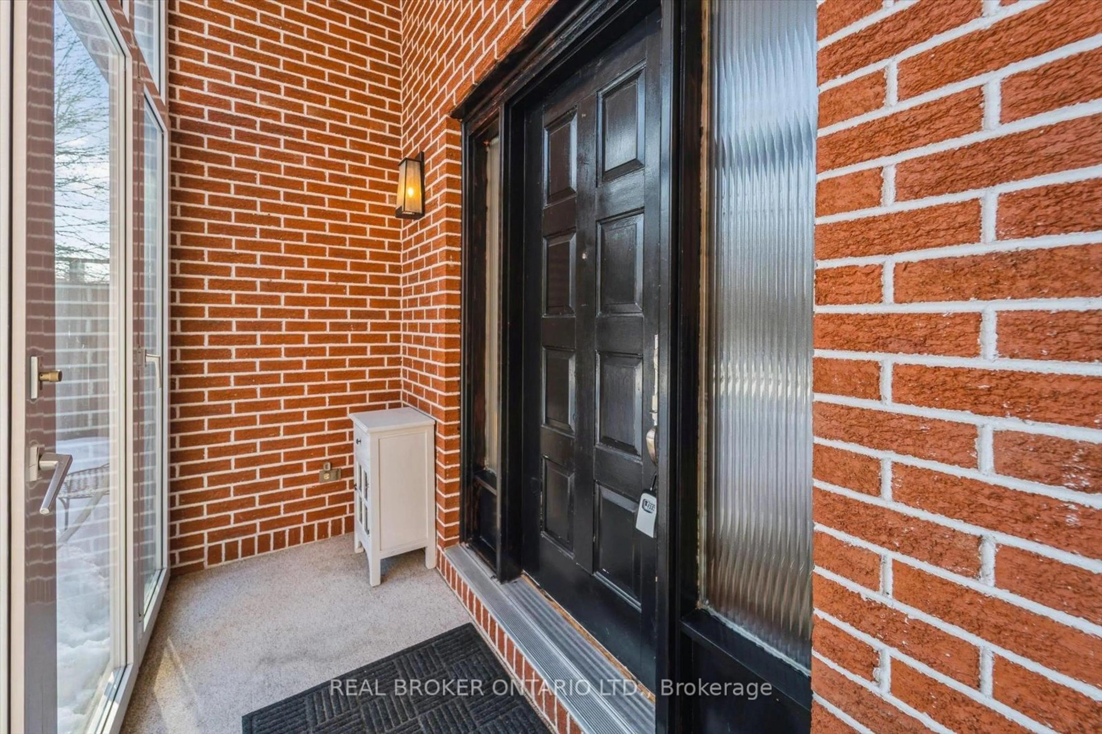 Indoor entryway for 1449 Champlain Dr, Peterborough Ontario K9L 1N3