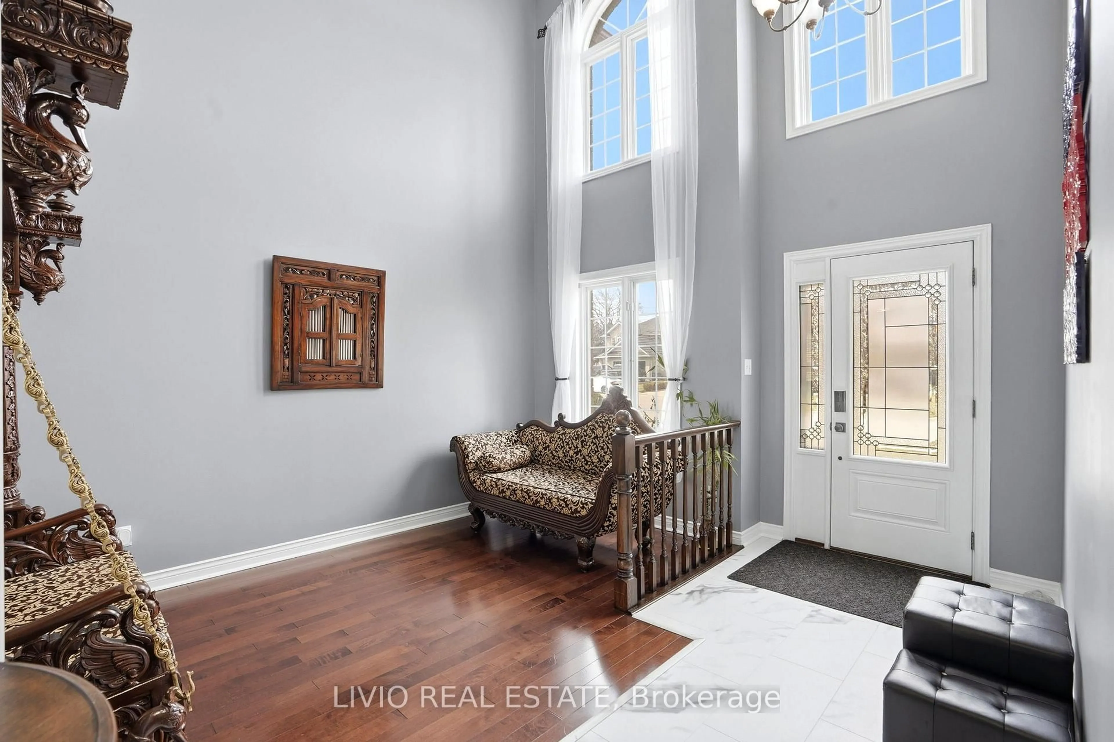 Indoor entryway for 19 KONSTANTINE Crt, Hamilton Ontario L9B 2T3