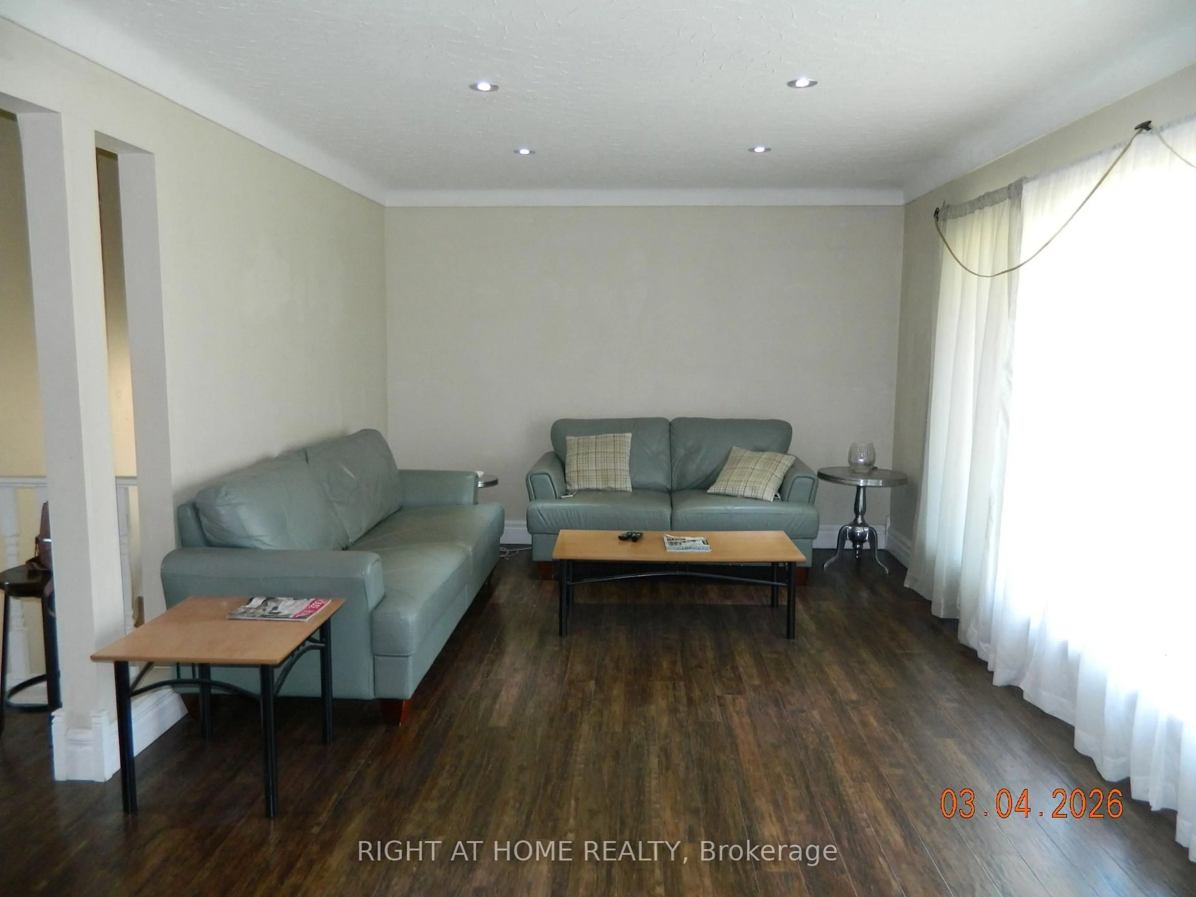Living room with furniture, wood/laminate floor for 3261 Prior Cres, Niagara Falls Ontario L2J 3B2
