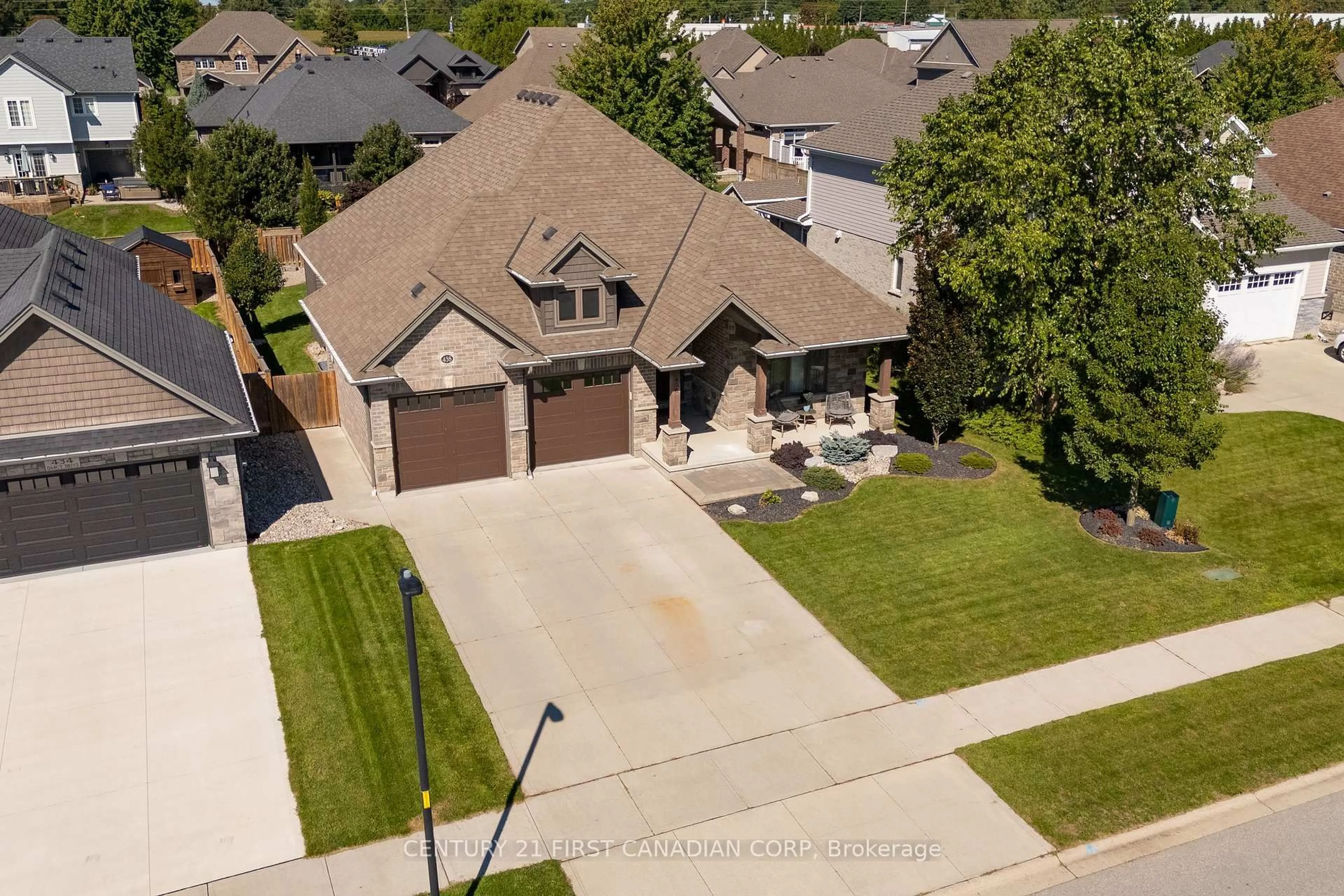 A pic from outside/outdoor area/front of a property/back of a property/a pic from drone, street for 438 DARCY Dr, Strathroy-Caradoc Ontario N7G 2M2