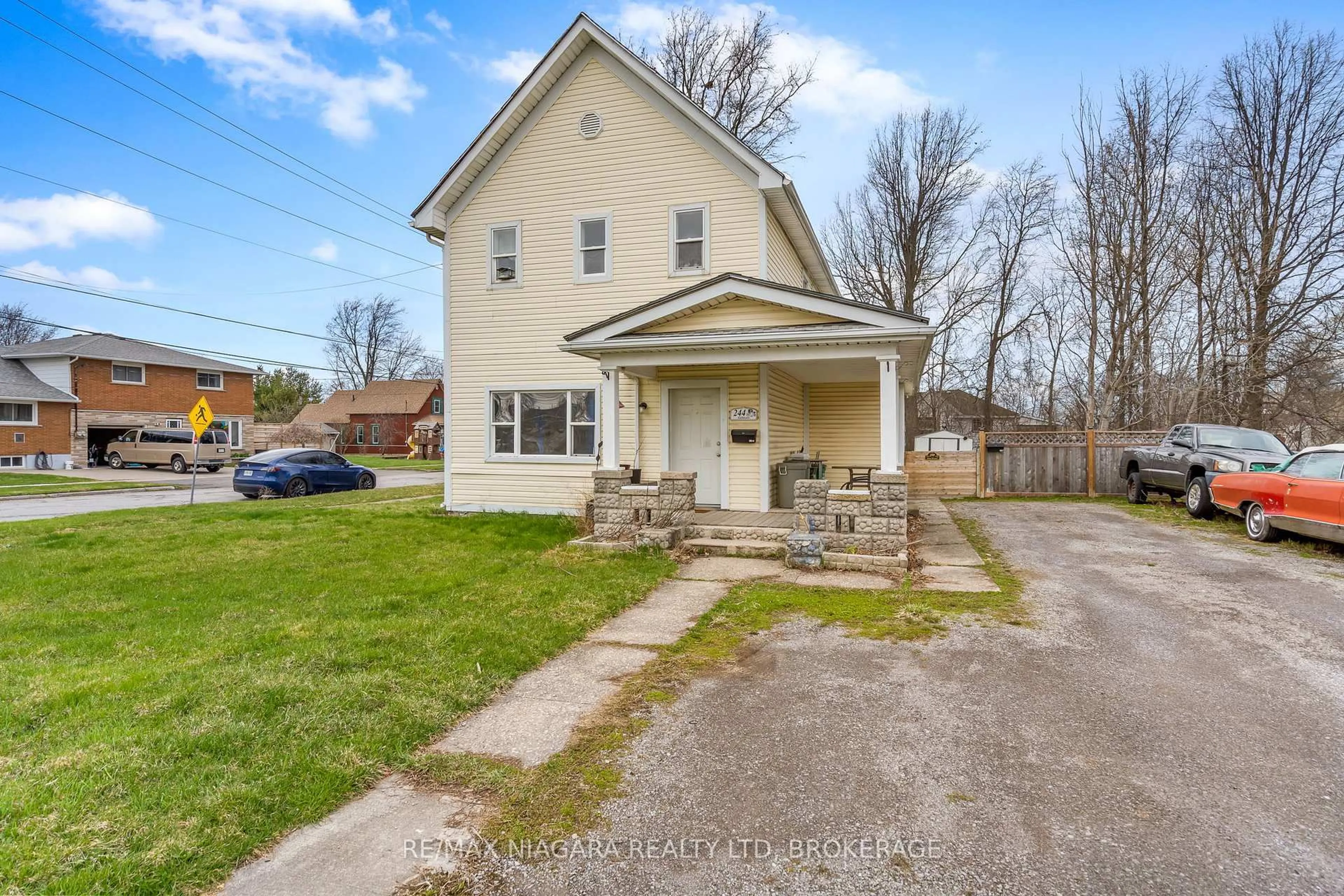 A pic from outside/outdoor area/front of a property/back of a property/a pic from drone, street for 244 Gilmore Rd, Fort Erie Ontario L2A 2M3