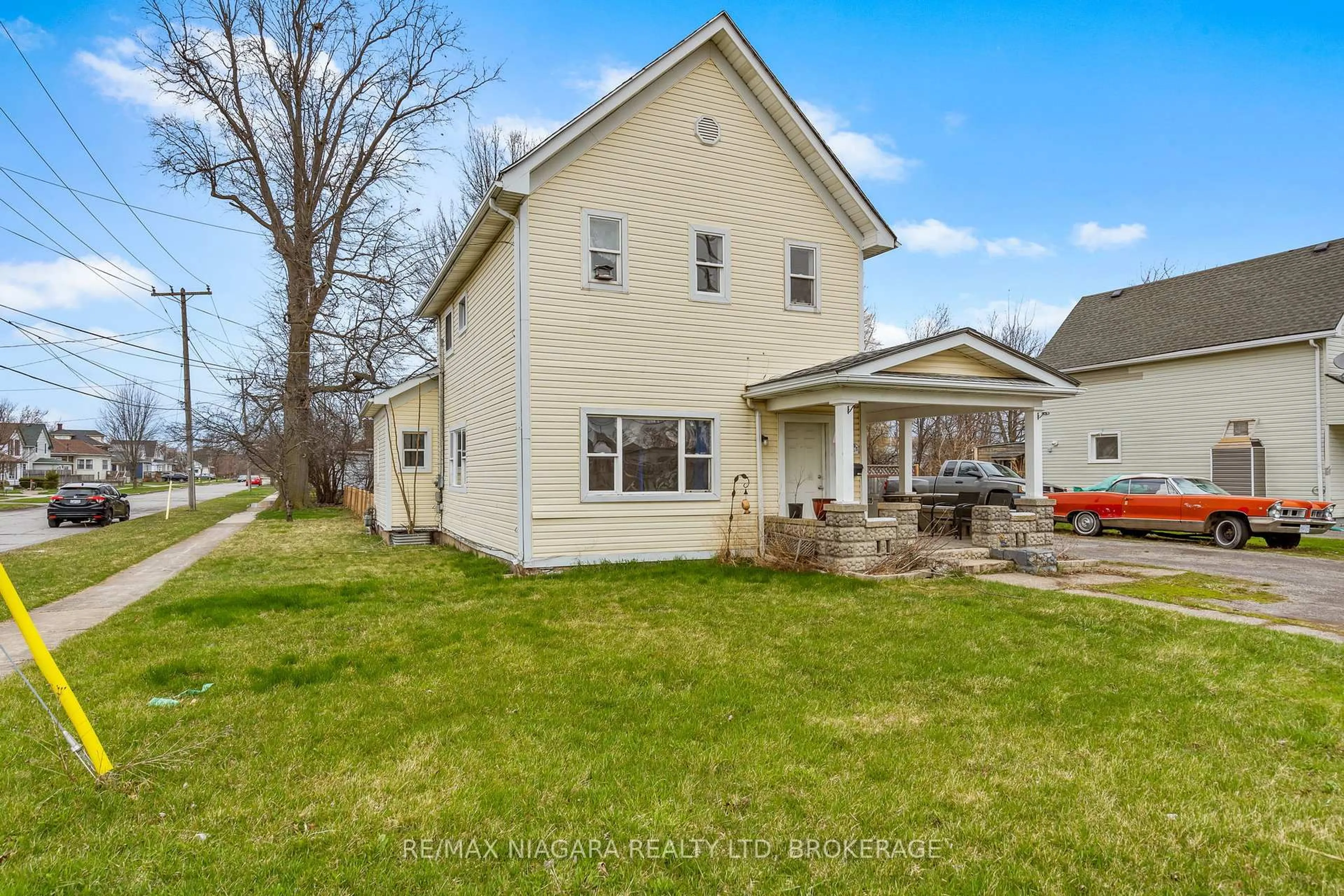 A pic from outside/outdoor area/front of a property/back of a property/a pic from drone, street for 244 Gilmore Rd, Fort Erie Ontario L2A 2M3