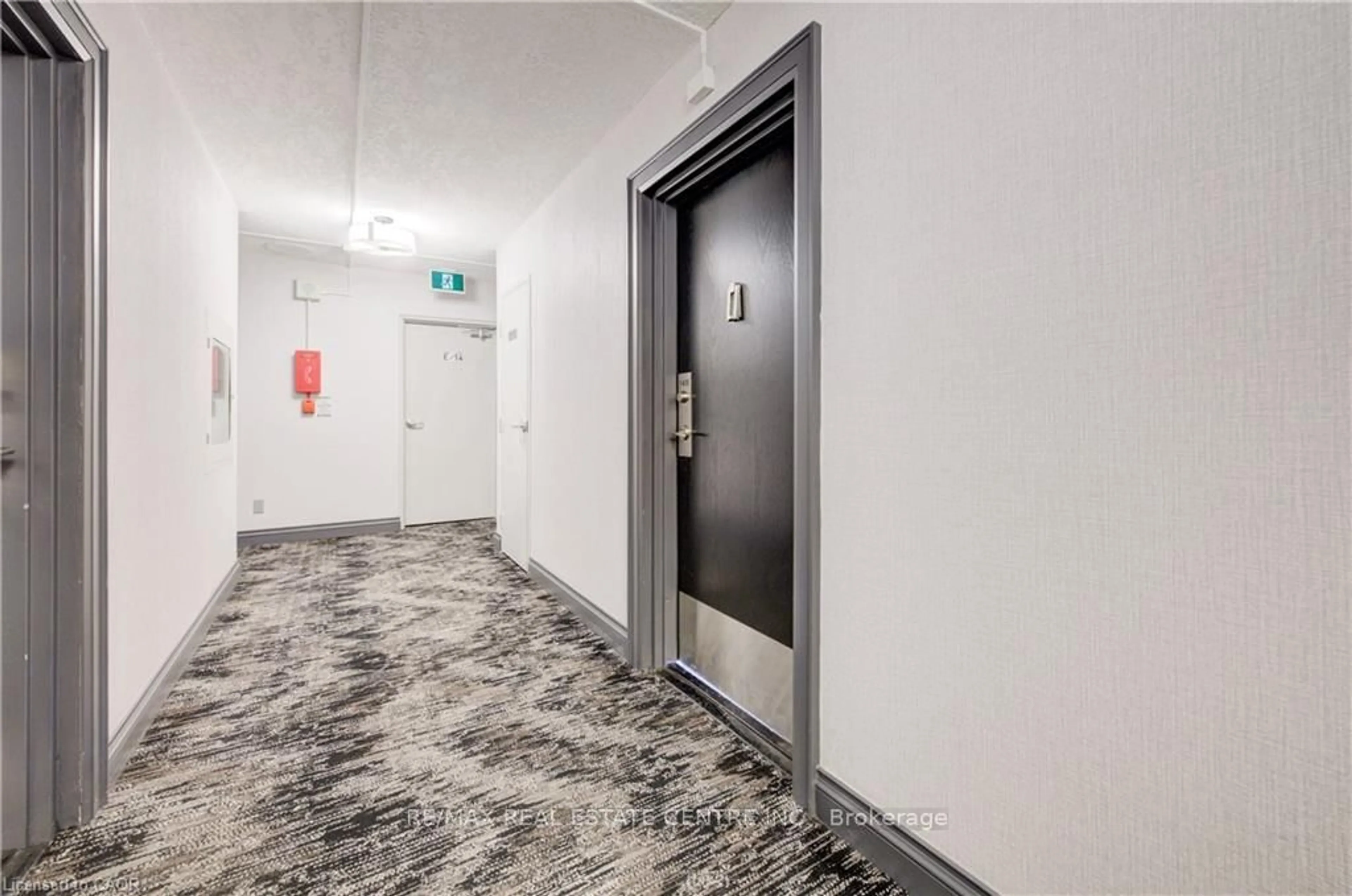 Indoor foyer for 81 Church St #1406, Kitchener Ontario N2G 4M1