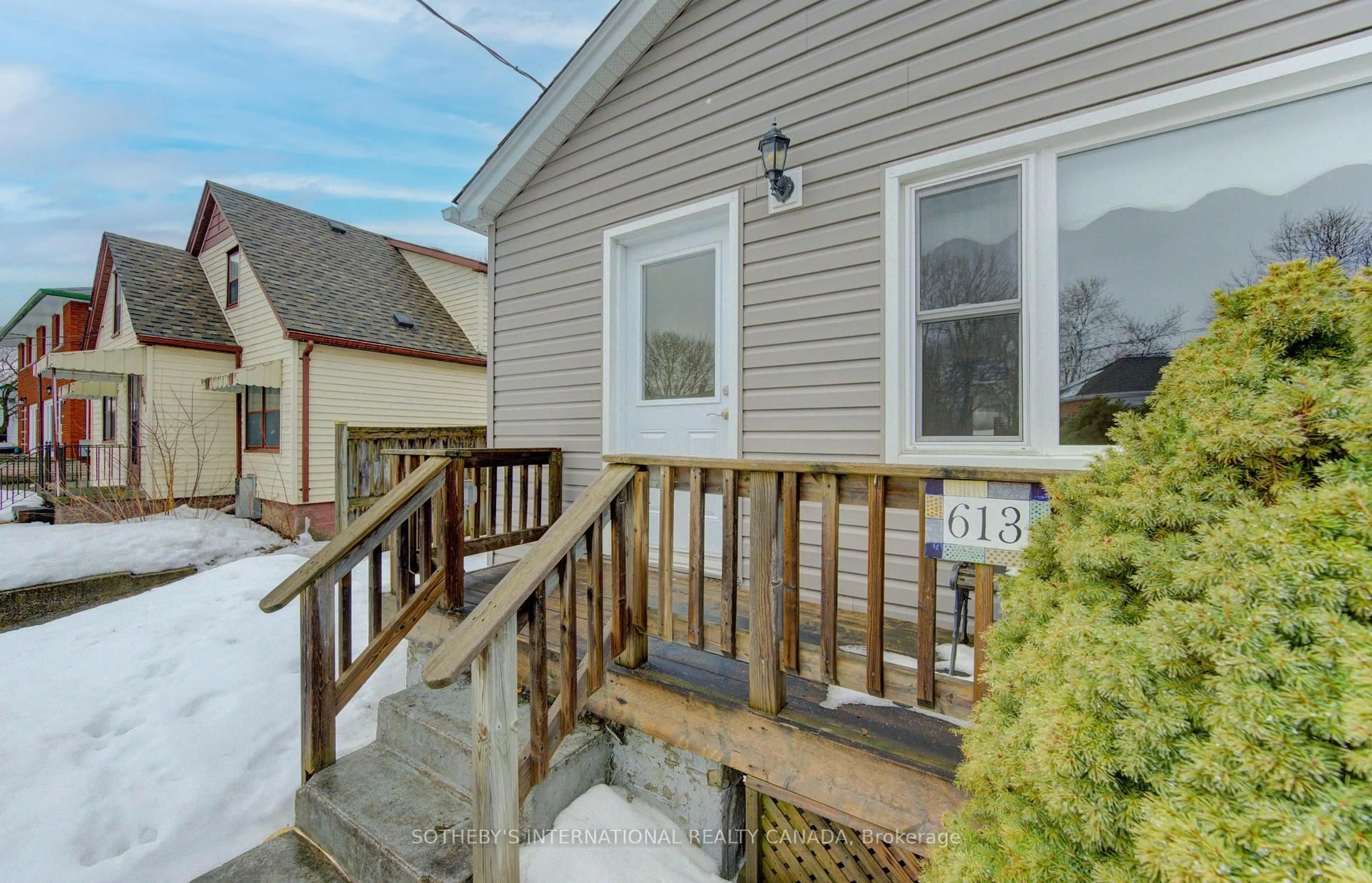 Patio, street for 613 Guelph St, Kitchener Ontario N2H 5Y5