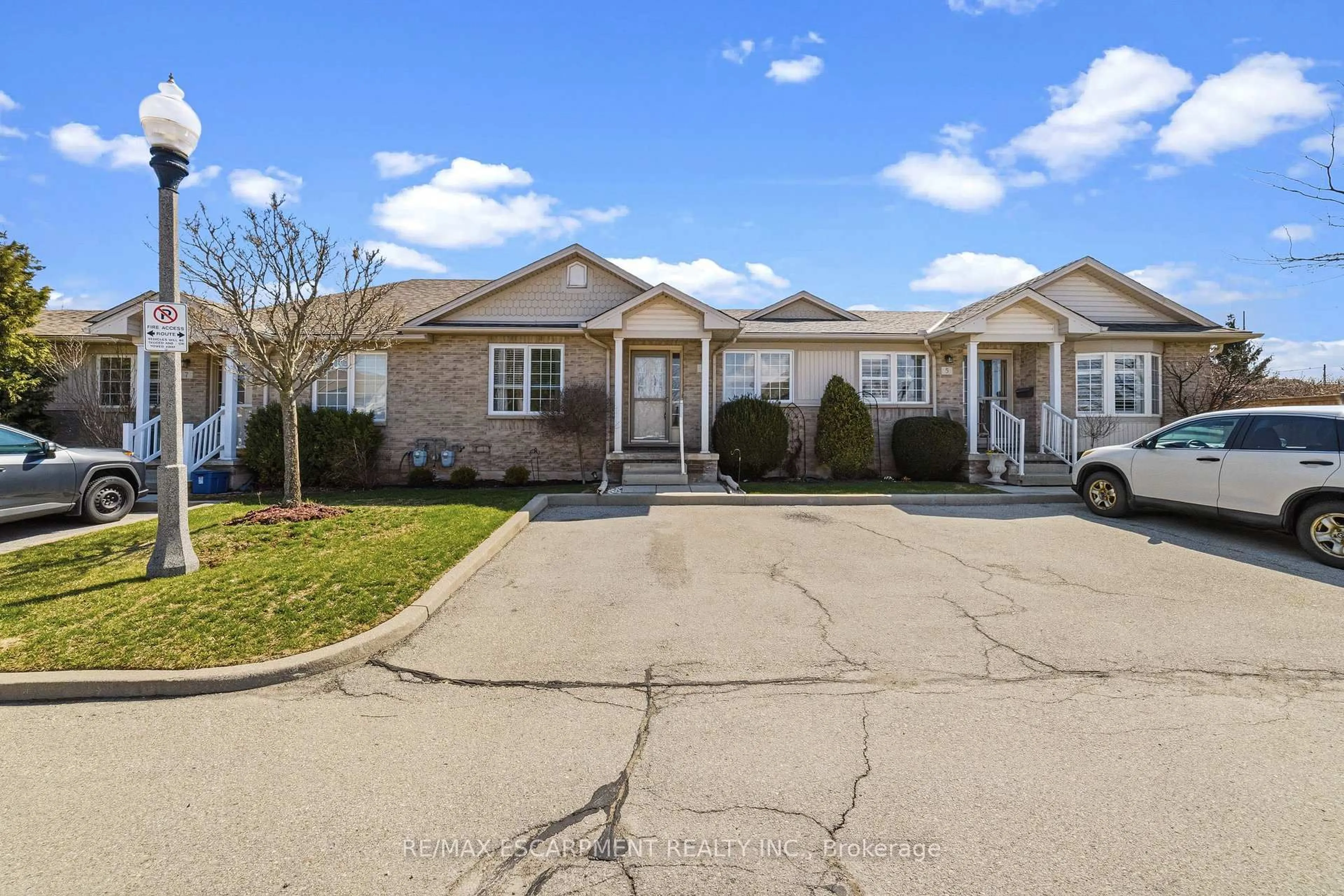 Unknown for 24 Kenyon Cres #6, Grimsby Ontario L3M 5S4