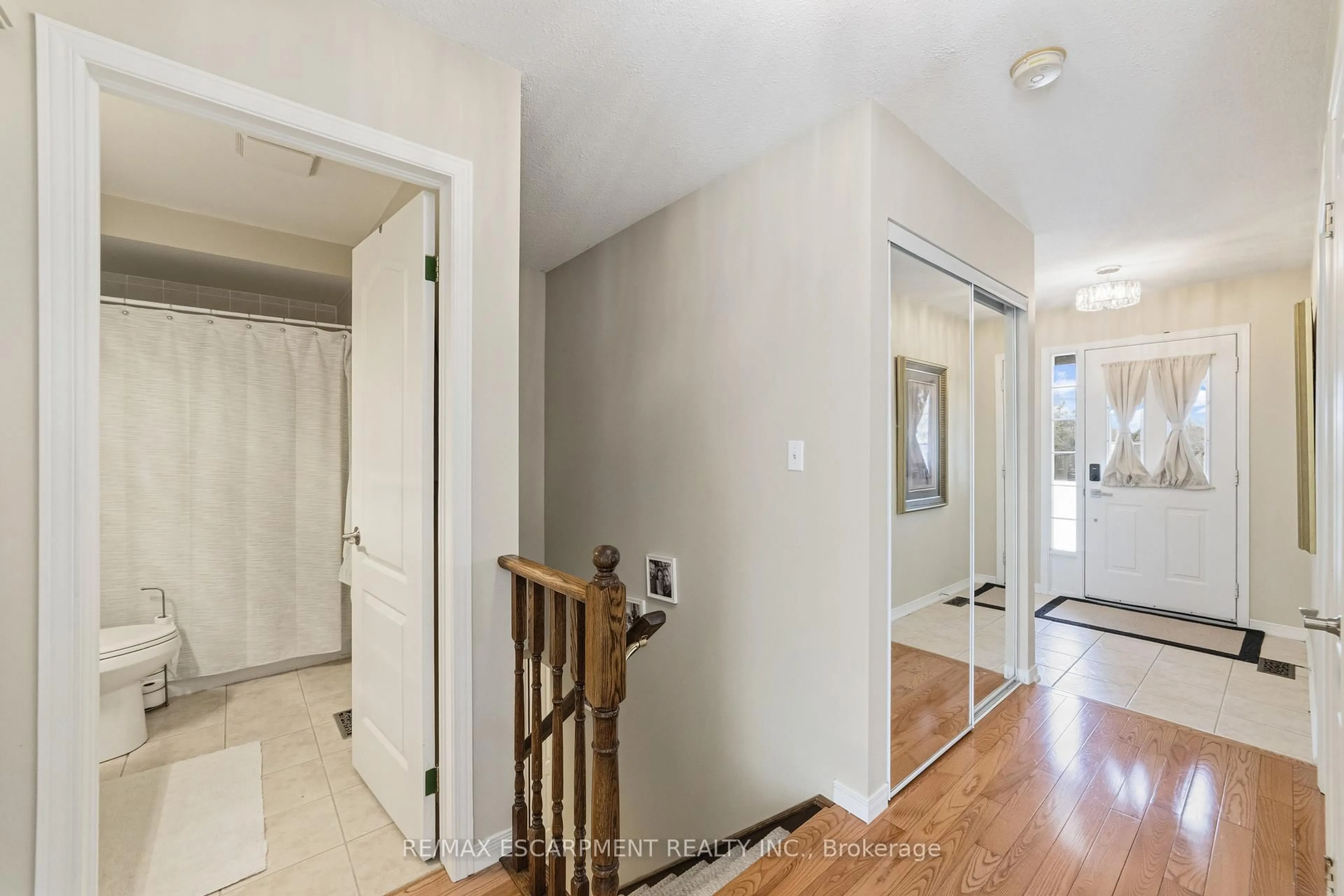 Indoor entryway for 24 Kenyon Cres #6, Grimsby Ontario L3M 5S4