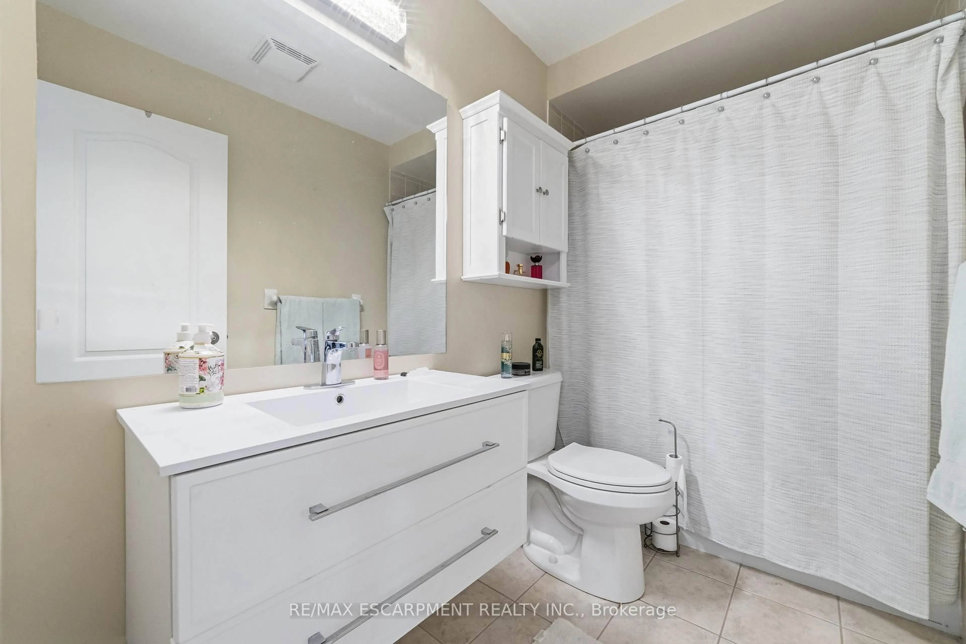 Standard bathroom, ceramic/tile floor for 24 Kenyon Cres #6, Grimsby Ontario L3M 5S4