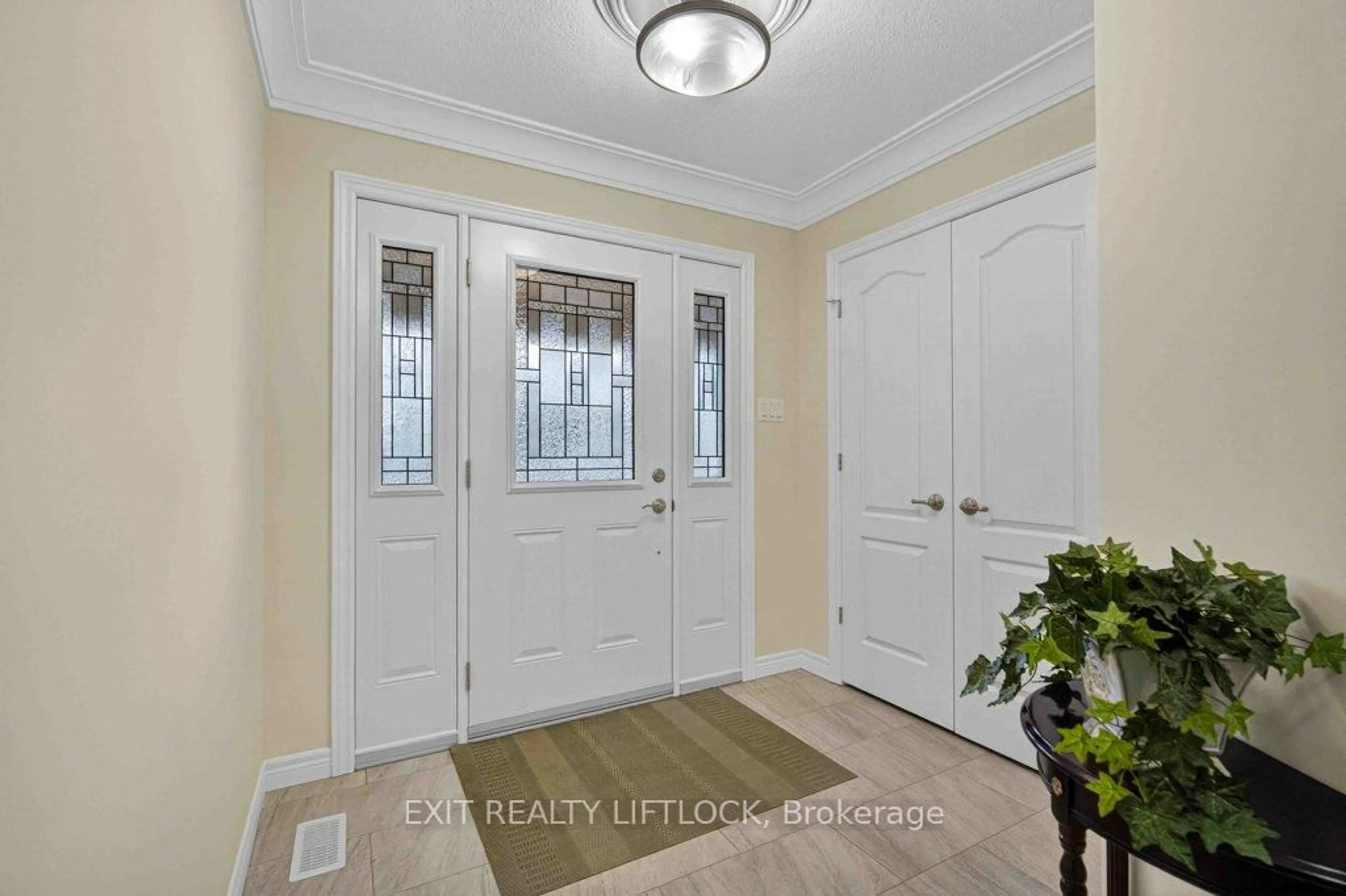 Indoor entryway for 320 Mullighan Gdns, Peterborough Ontario K9K 0H2