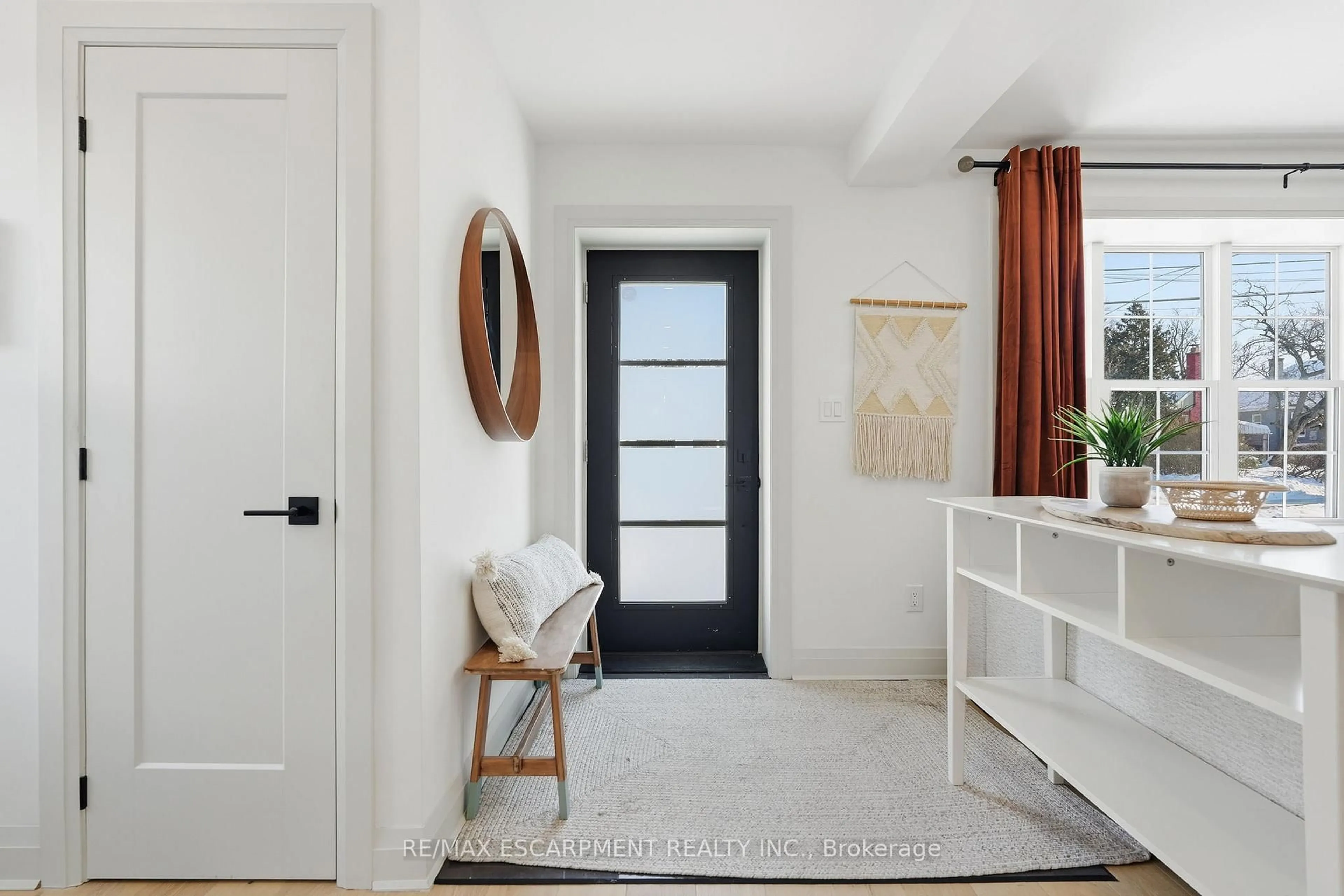 Indoor entryway for 286 East 18th St, Hamilton Ontario L9A 4P6