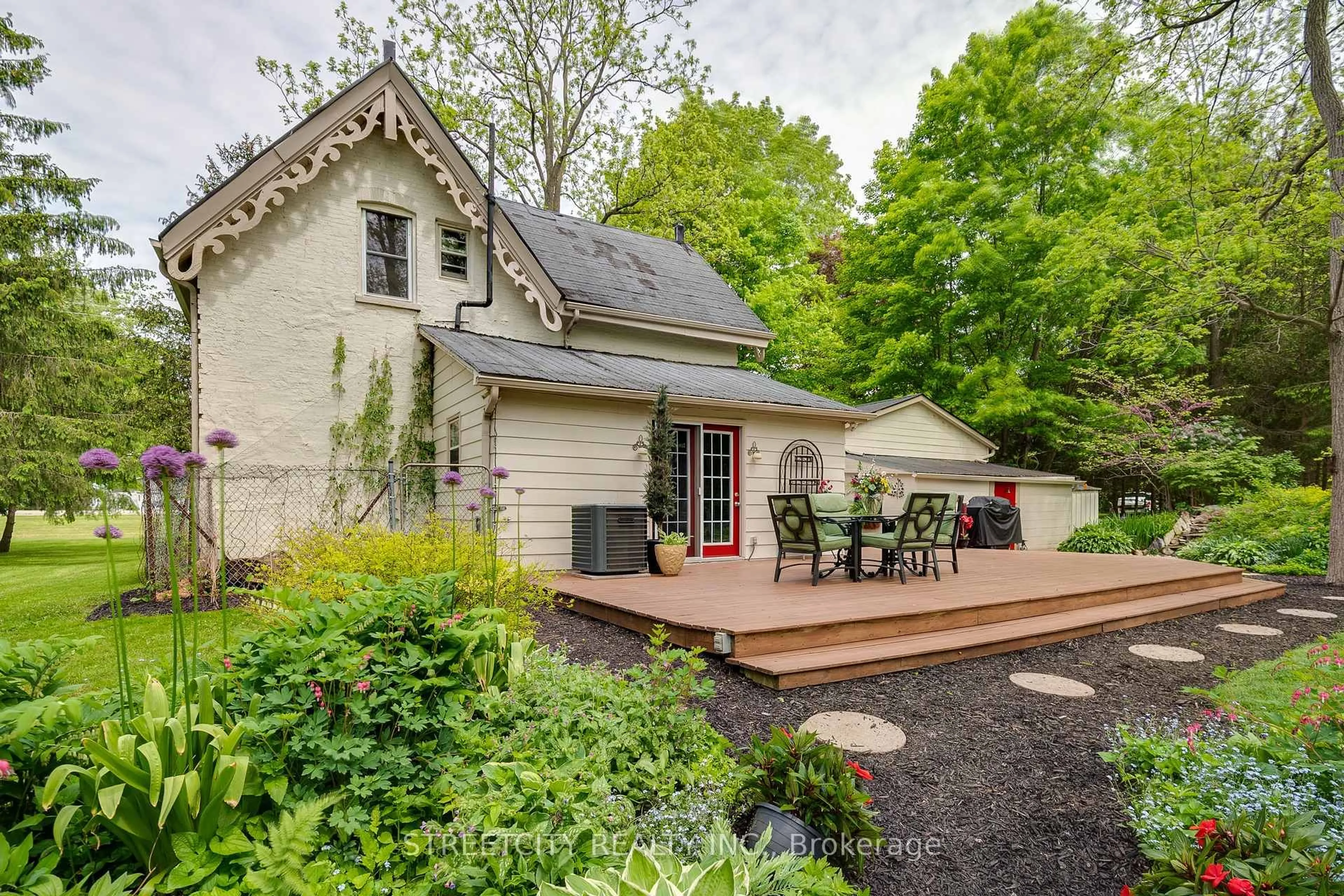 Patio, street for 38803 Talbot Line, Southwold Ontario N5P 3T2