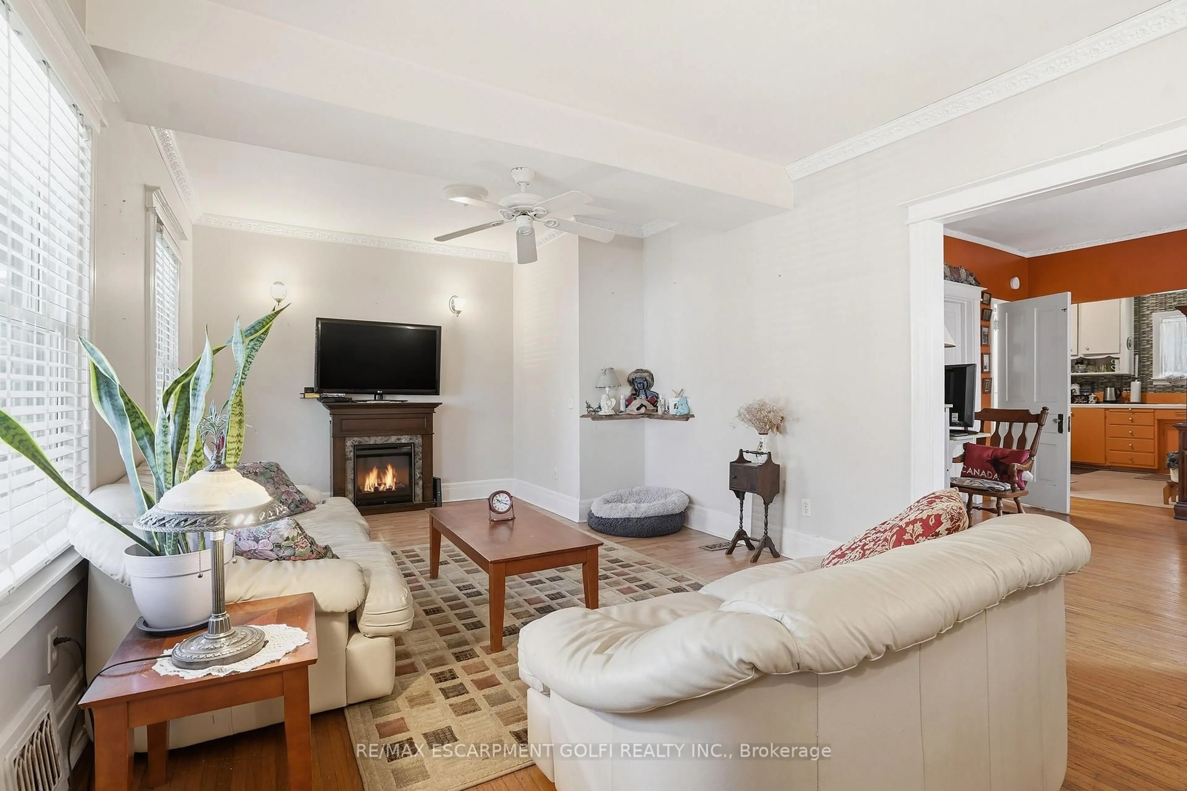 Living room with furniture, unknown for 34 Vine St, St. Catharines Ontario L2R 3X8