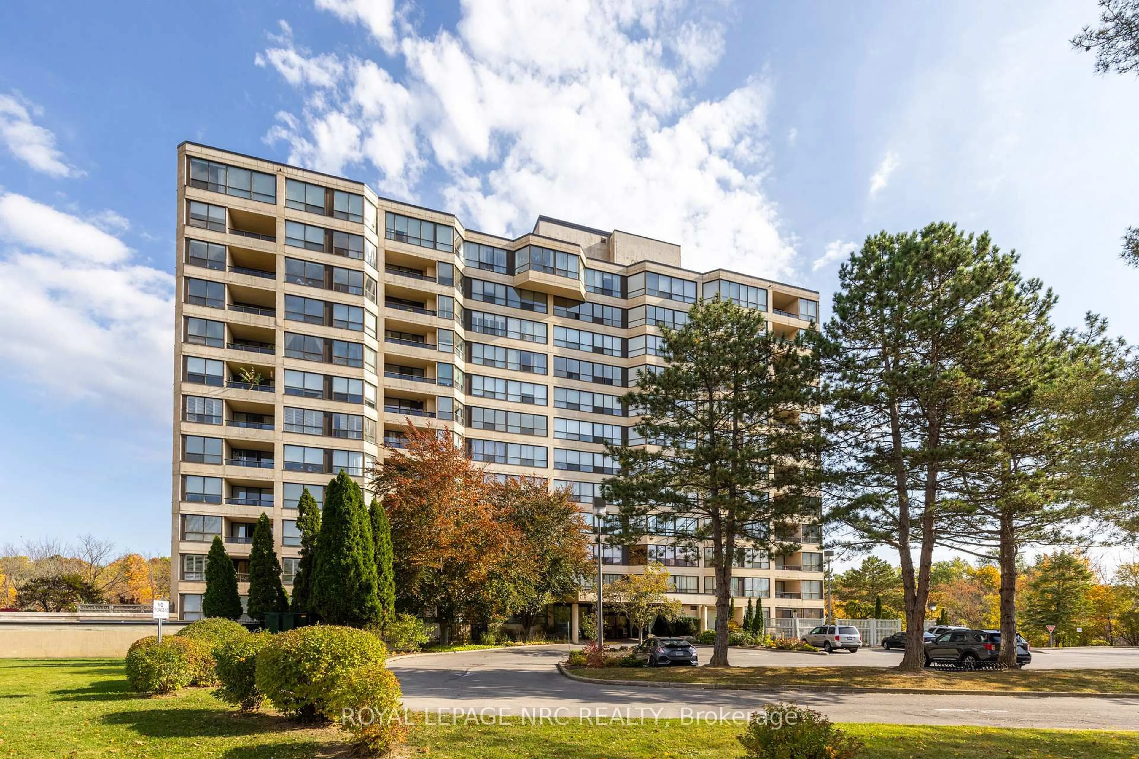 A pic from outside/outdoor area/front of a property/back of a property/a pic from drone, building for 3 Towering Heights Blvd #804, St. Catharines Ontario L2T 4A4