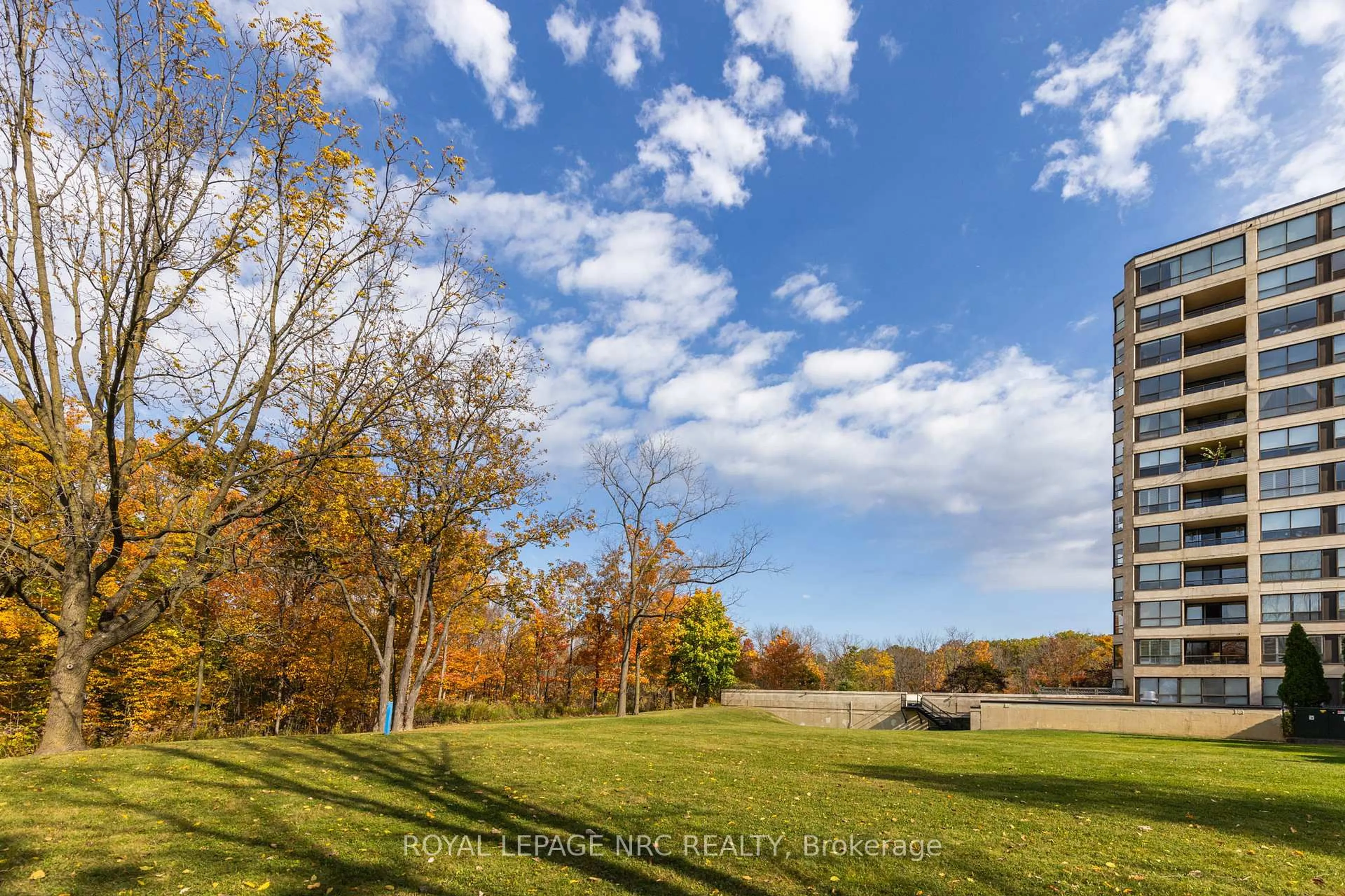 A pic from outside/outdoor area/front of a property/back of a property/a pic from drone, water/lake/river/ocean view for 3 Towering Heights Blvd #804, St. Catharines Ontario L2T 4A4