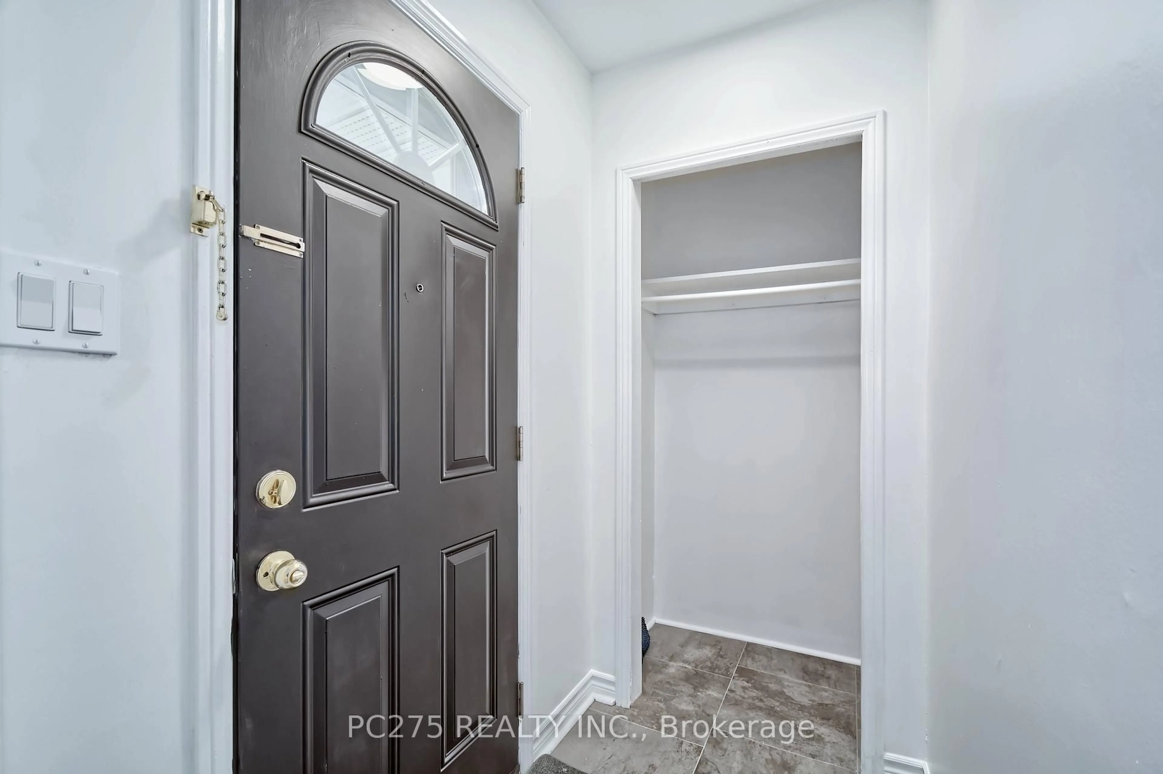Indoor entryway for 2 Wistow St, London East Ontario N5Y 1C8