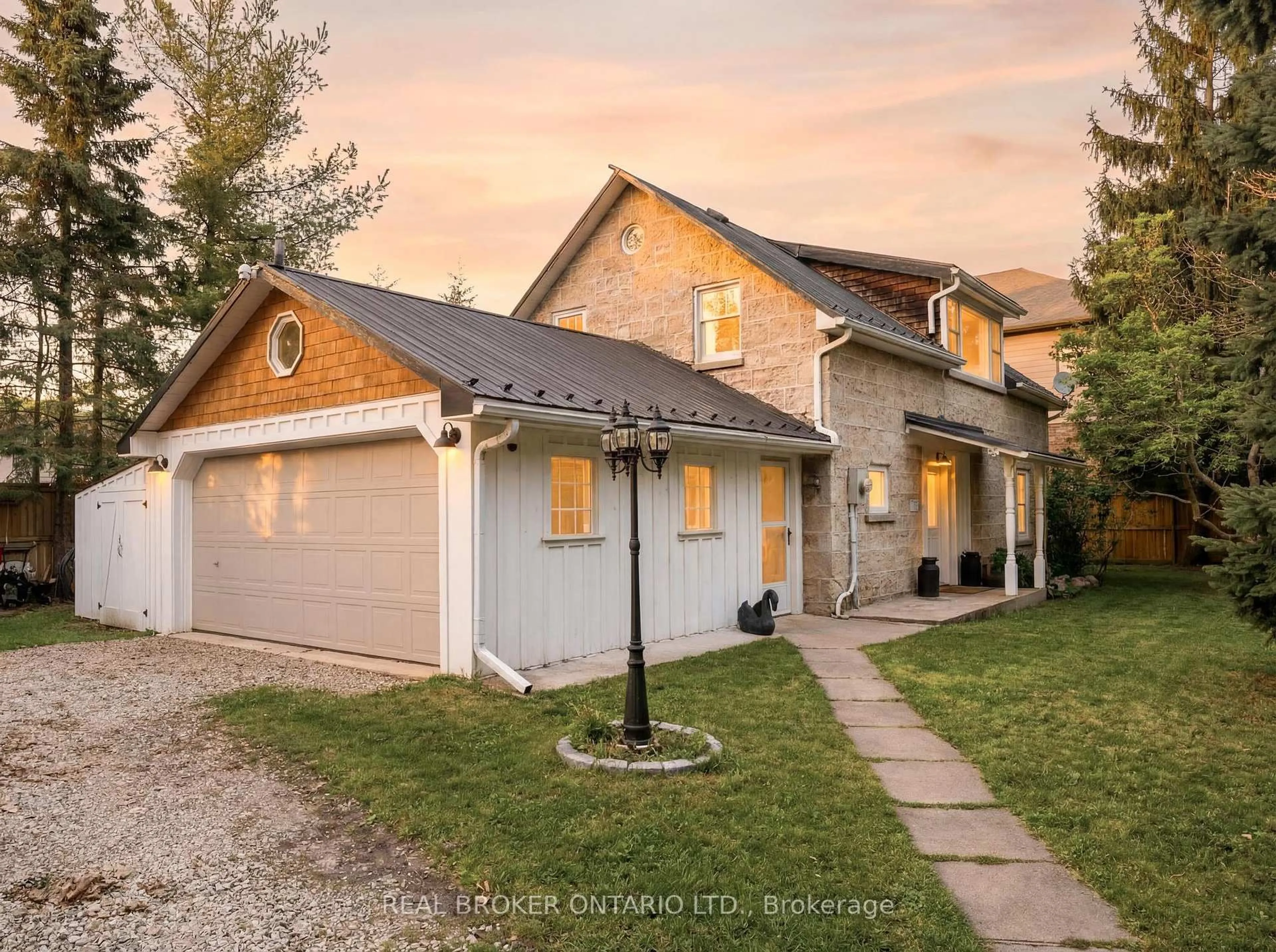 A pic from outside/outdoor area/front of a property/back of a property/a pic from drone, street for 145 Garafraxa St, Centre Wellington Ontario N1M 1C8