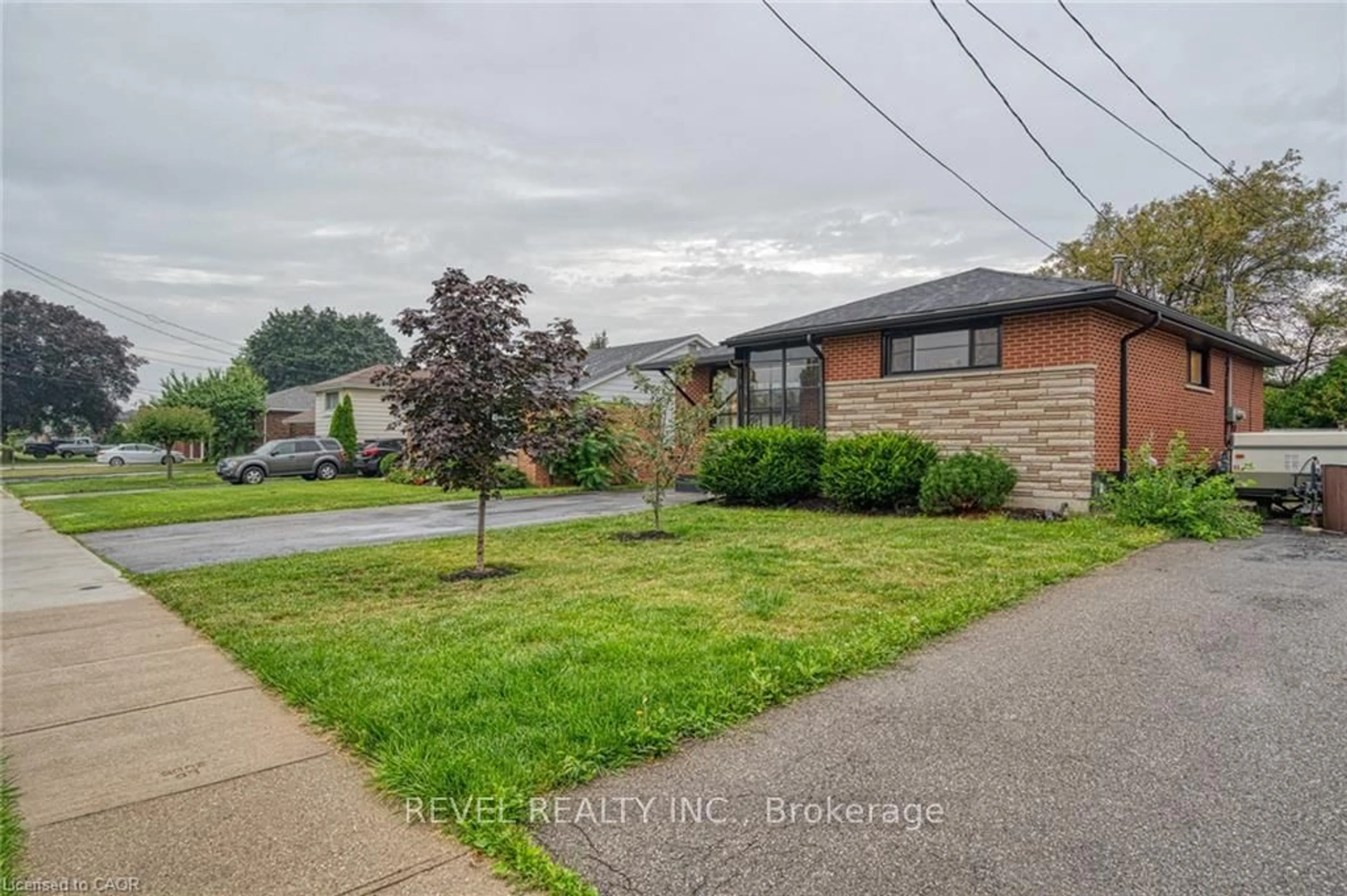 A pic from outside/outdoor area/front of a property/back of a property/a pic from drone, street for 1141 Mohawk Rd, Hamilton Ontario L8T 2S4