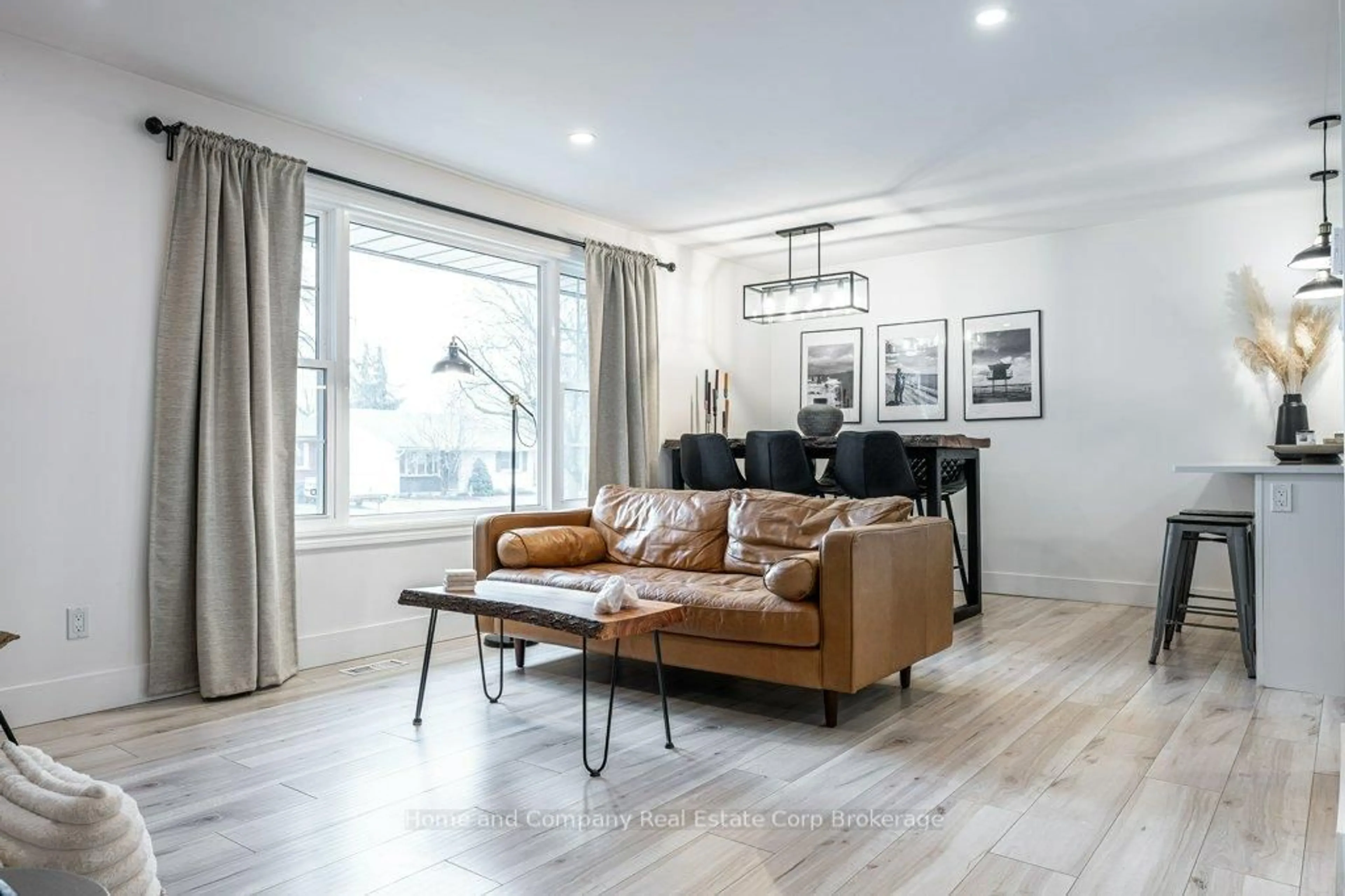 Living room with furniture, wood/laminate floor for 283 Redford Cres, Stratford Ontario N5A 1P4